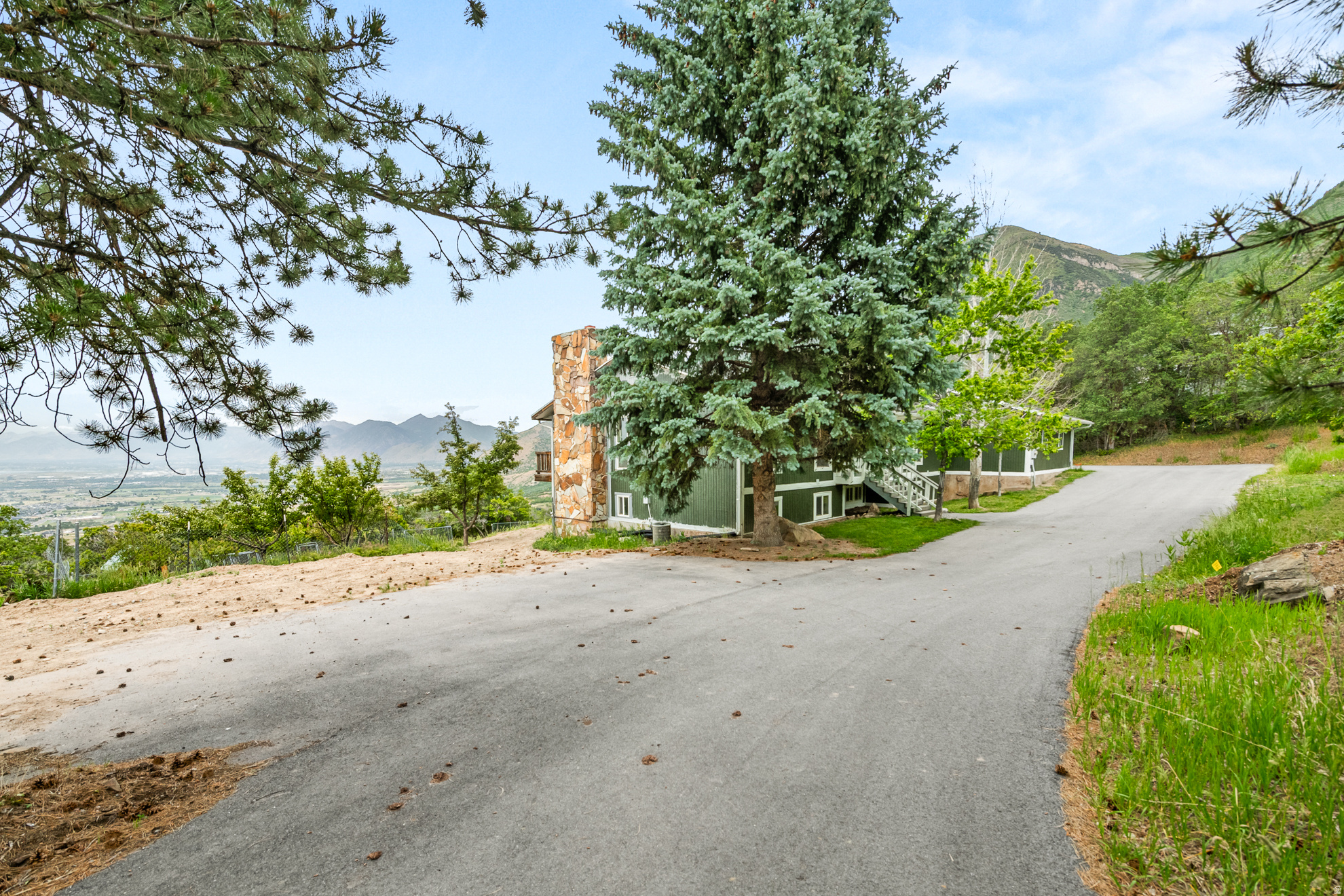 WOODLAND HILLS - Residential