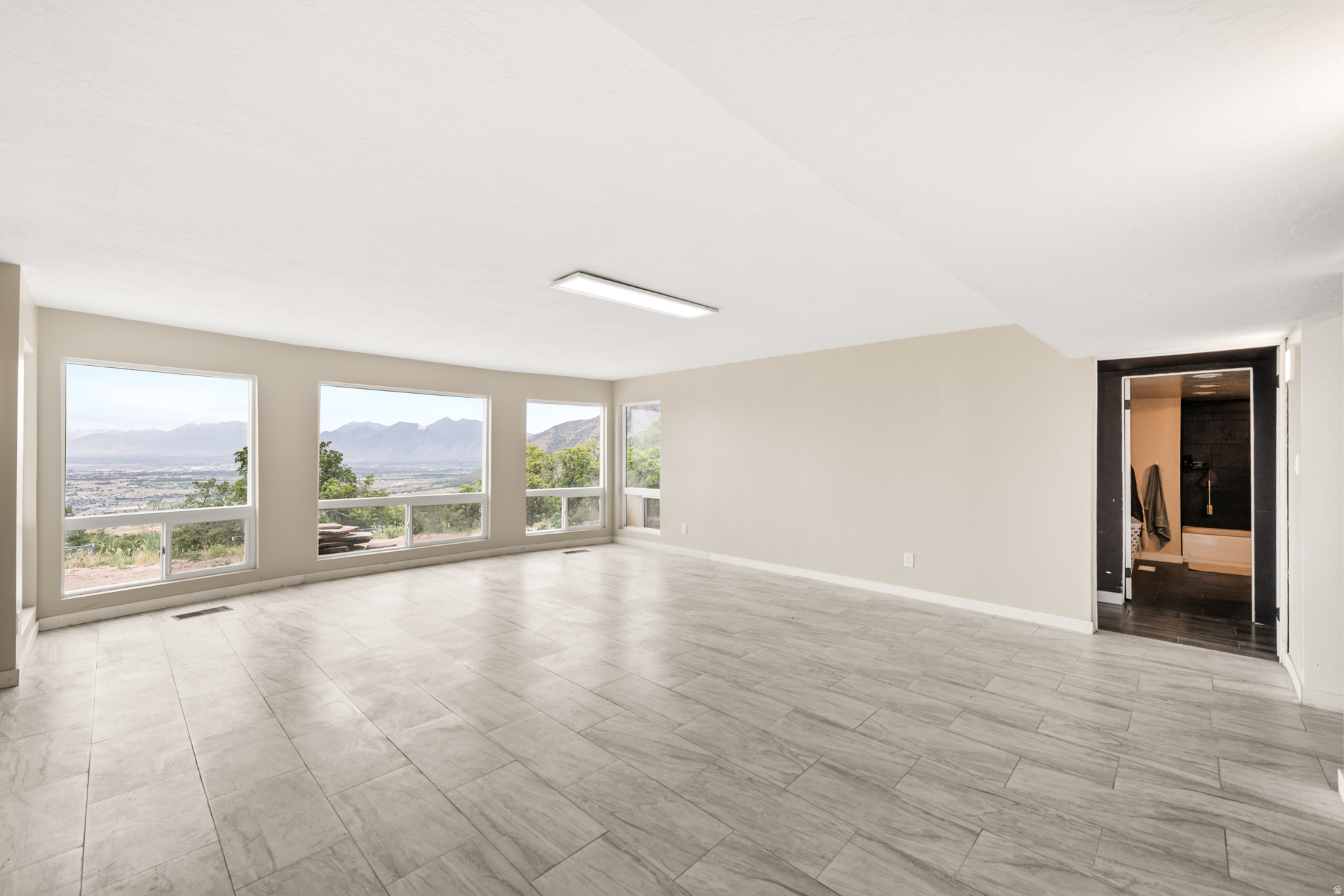 WOODLAND HILLS - Residential