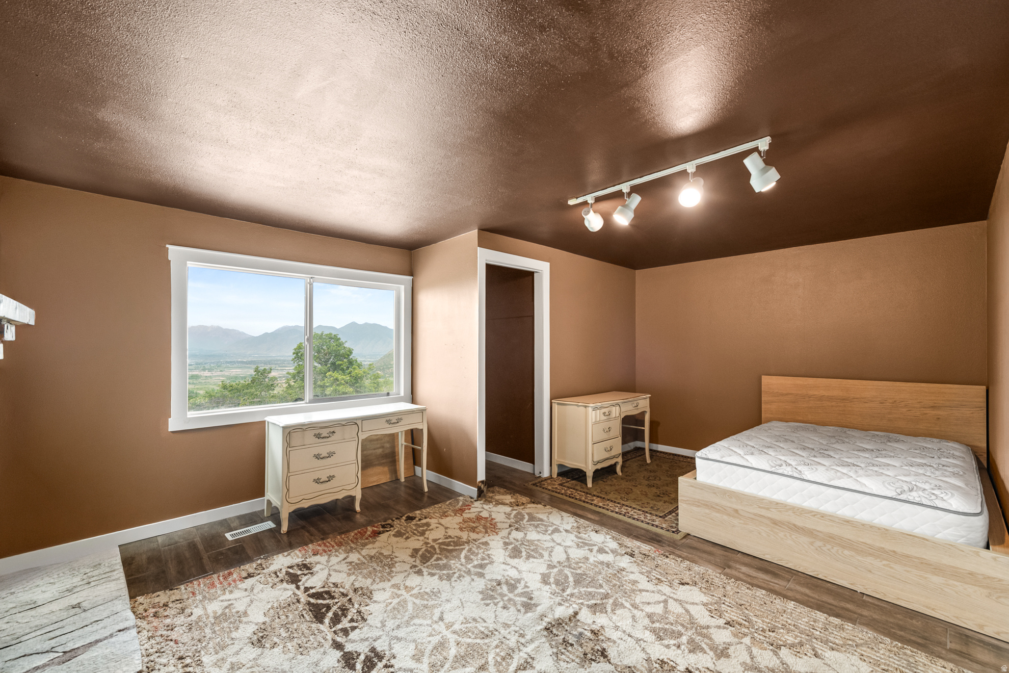 WOODLAND HILLS - Residential