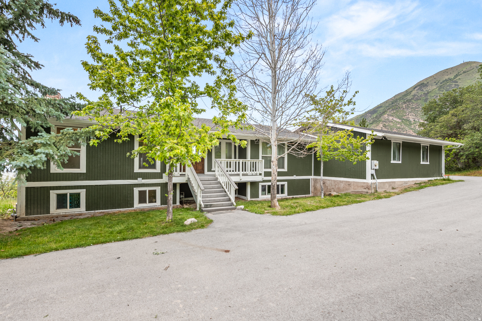 WOODLAND HILLS - Residential