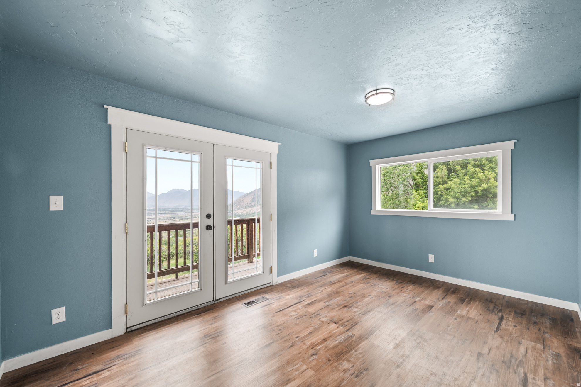 WOODLAND HILLS - Residential