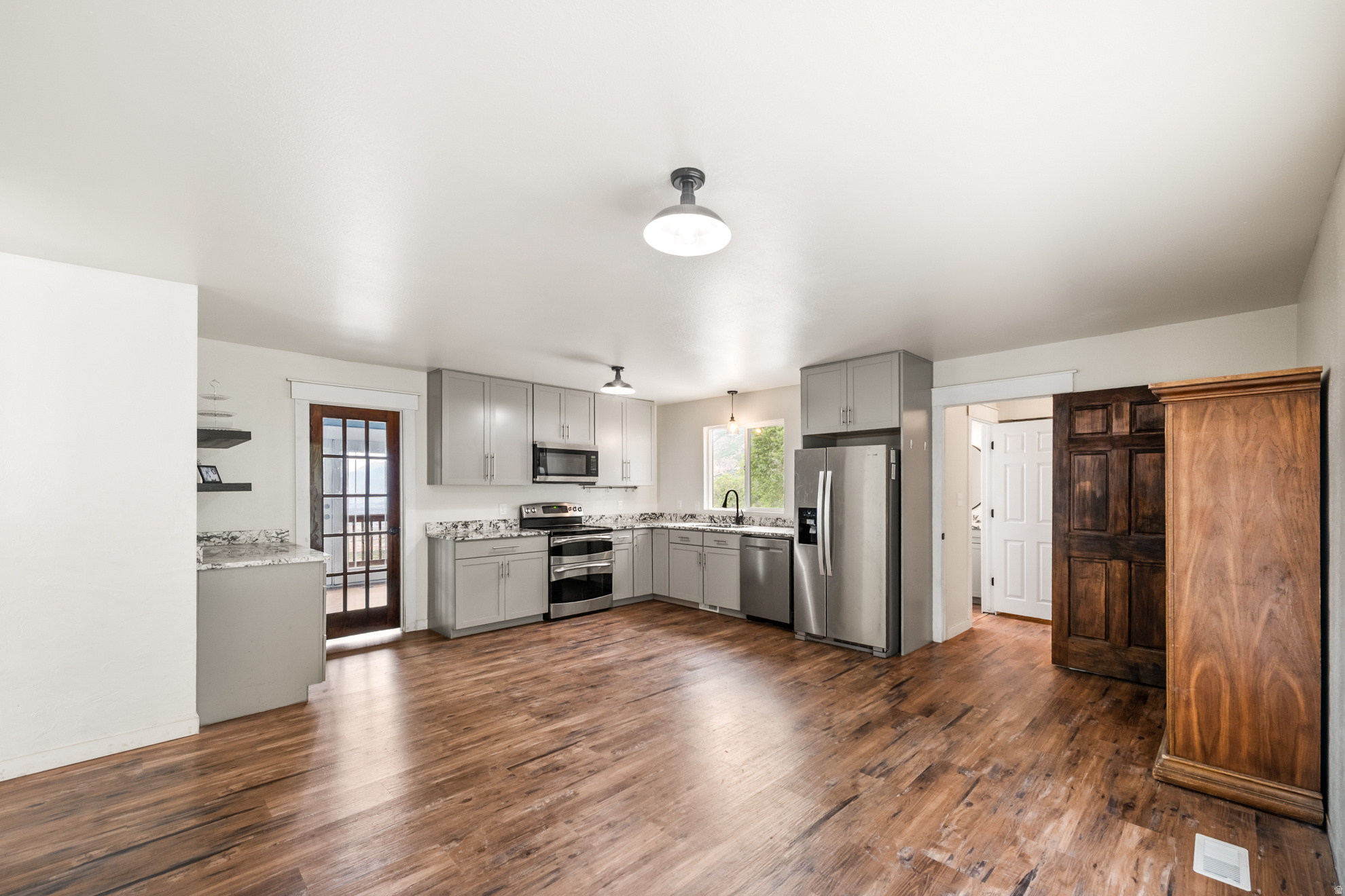 WOODLAND HILLS - Residential