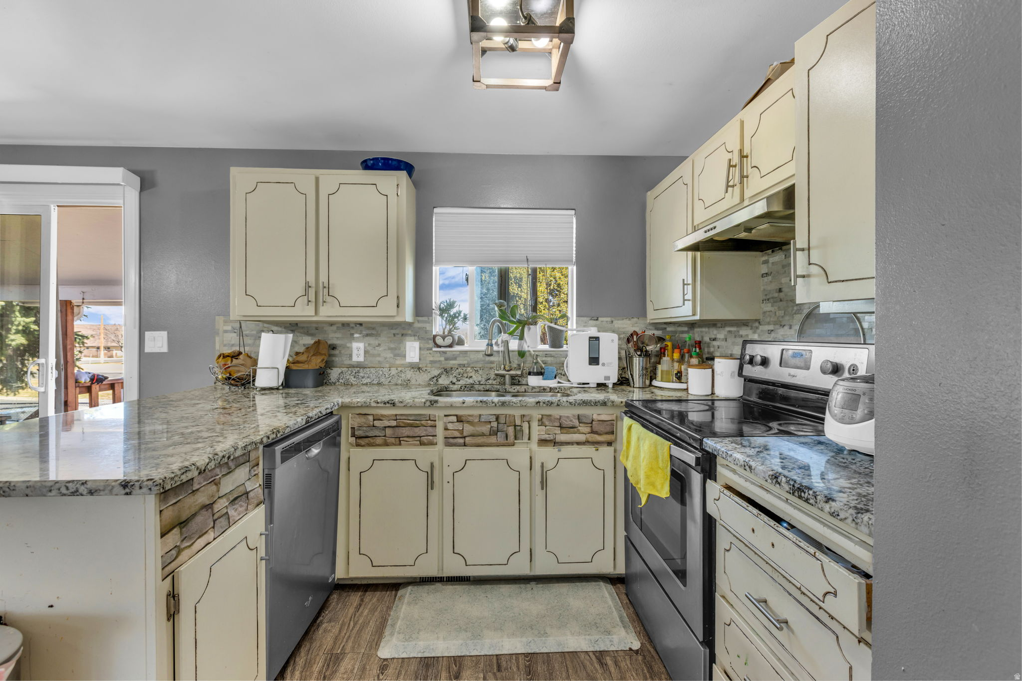 WOODLEDGE #3 - Residential