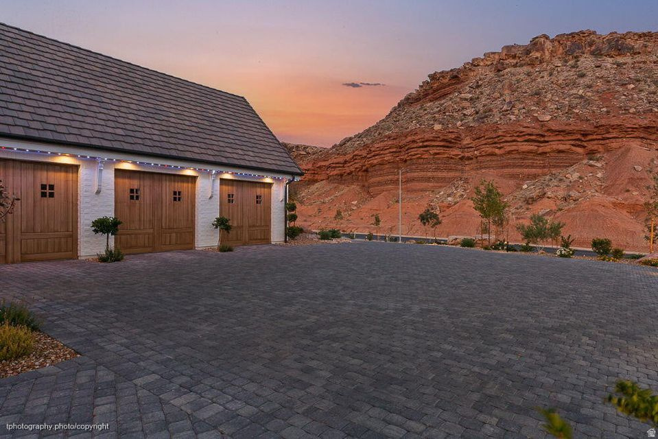 BANDED HILLS - Residential