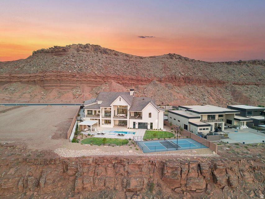 BANDED HILLS - Residential