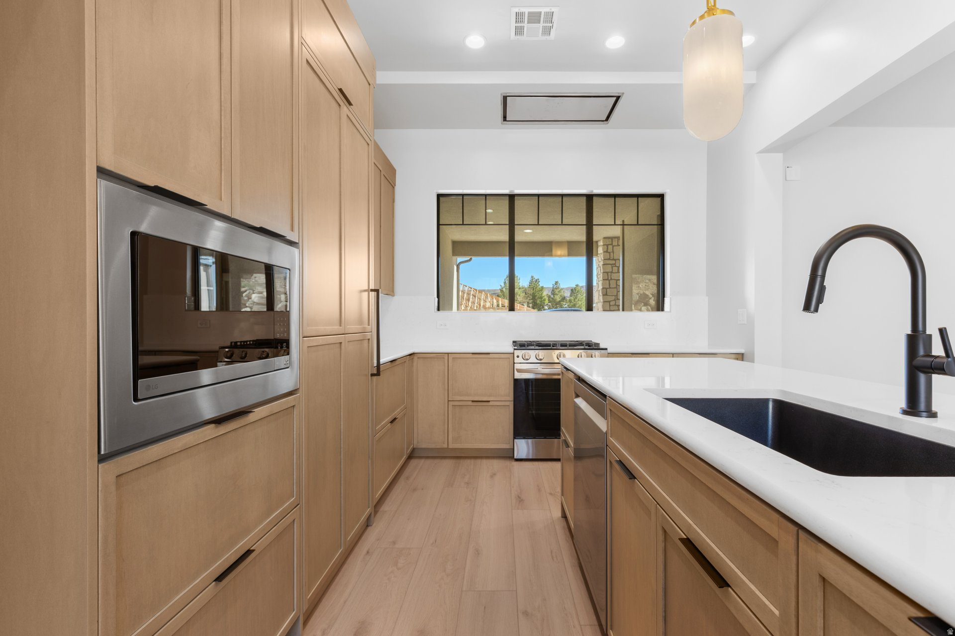 MOUNTAIN VIEW ESTATE OF HURRICANE - Residential