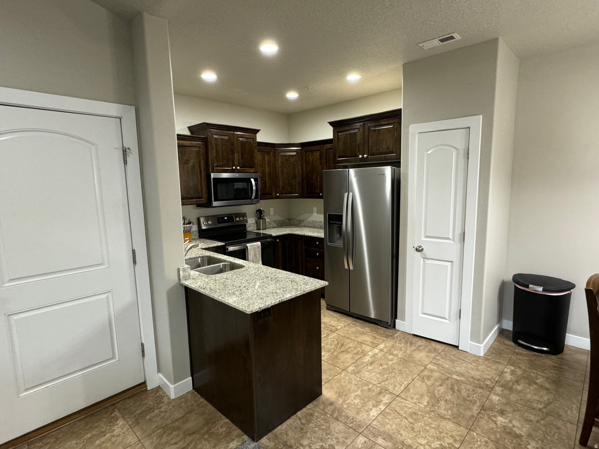 WITH A FULL PRICE OFFER, SELLER IS WILLING TO CONTRIBUTE TOWARDS CLOSING COSTS AND RATE BUYDOWN.Great 3rd floor unit with vaulted ceilings, new paint, new carpet and upgraded appliances. Nice, quiet neighborhood. Close to shopping, restaurants and easy, quick access to I15. HOA fee covers water sewer and trash ths keeping utility costs down.