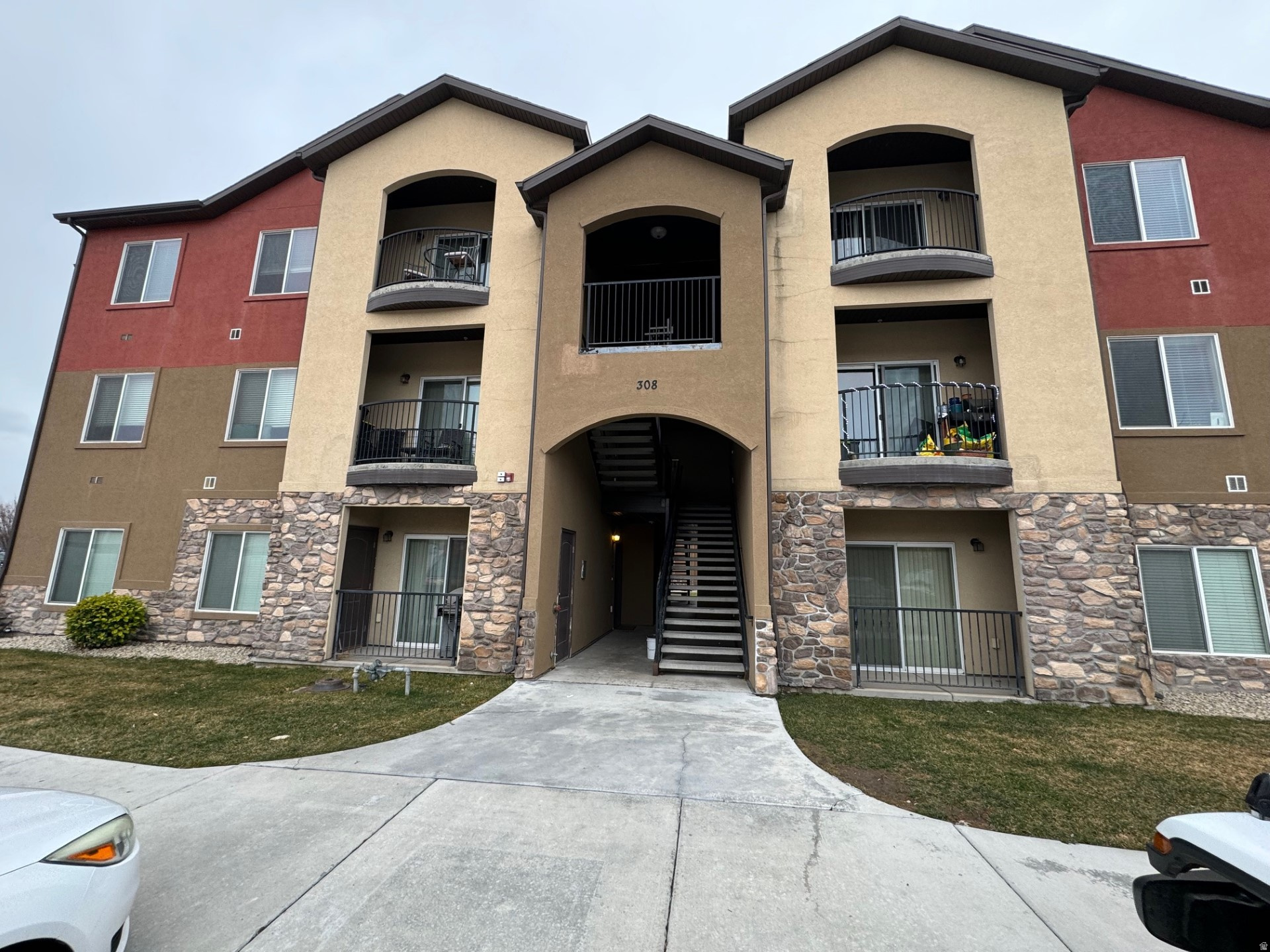 Great 3rd floor unit with vaulted ceilings, new paint, new carpet and upgraded appliances. Nice, quiet neighborhood. Close to shopping, restaurants and easy, quick access to I15. WITH A FULL PRICE OFFER, SELLER IS WILLING TO CONTRIBUTE TOWARDS CLOSING COSTS AND RATE BUYDOWN.