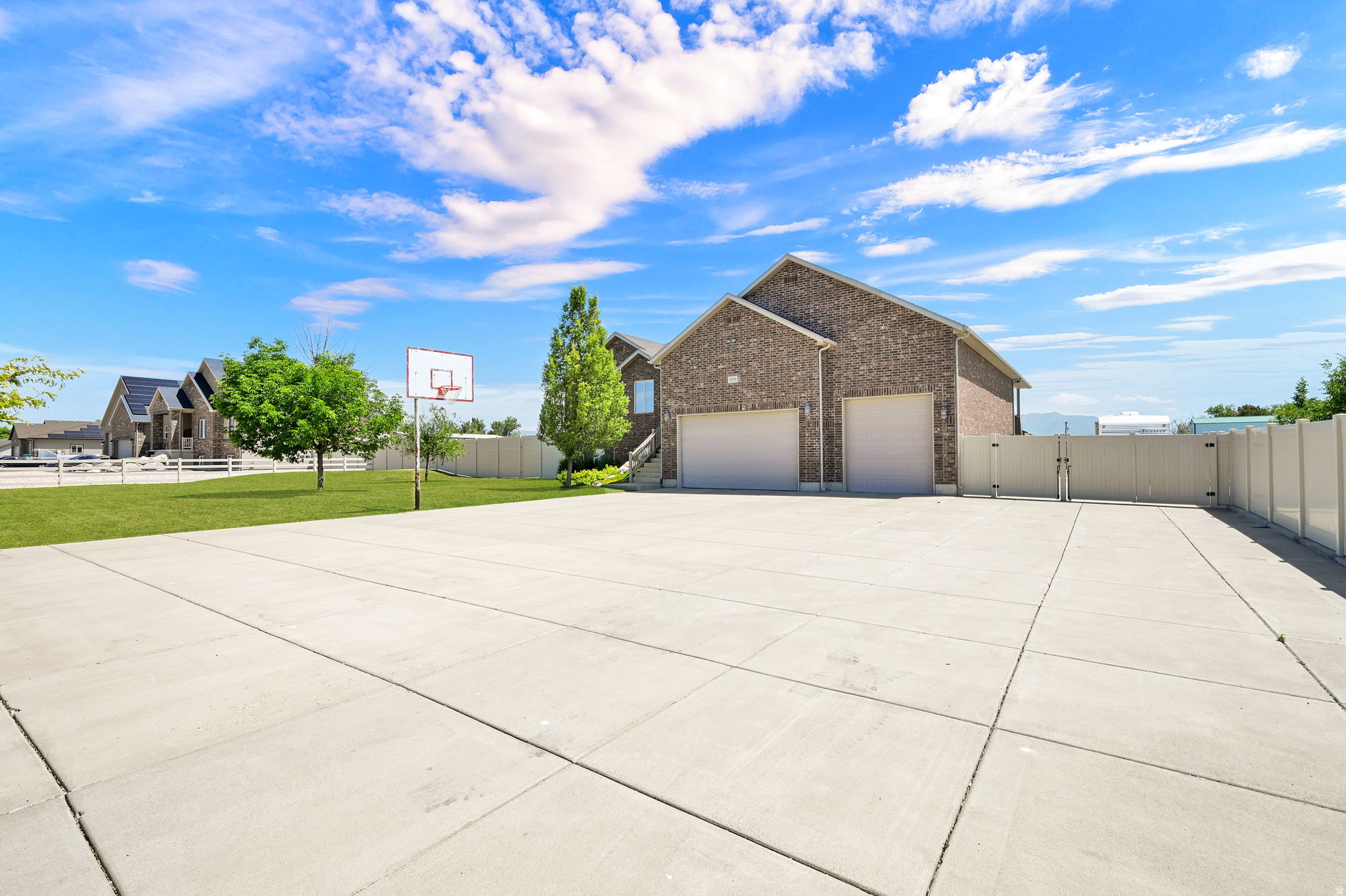 Gorgeous 5 bed, 3.5 bath, updated kitchen, spacious rooms, vaulted ceilings, offers the perfect blend of comfort and quality living. Nestled in a quiet subdivision, this acre+ is fully fenced with a custom barn. You have to see it to appreciate. Country living at its finest. Charm - Peace & Privacy!