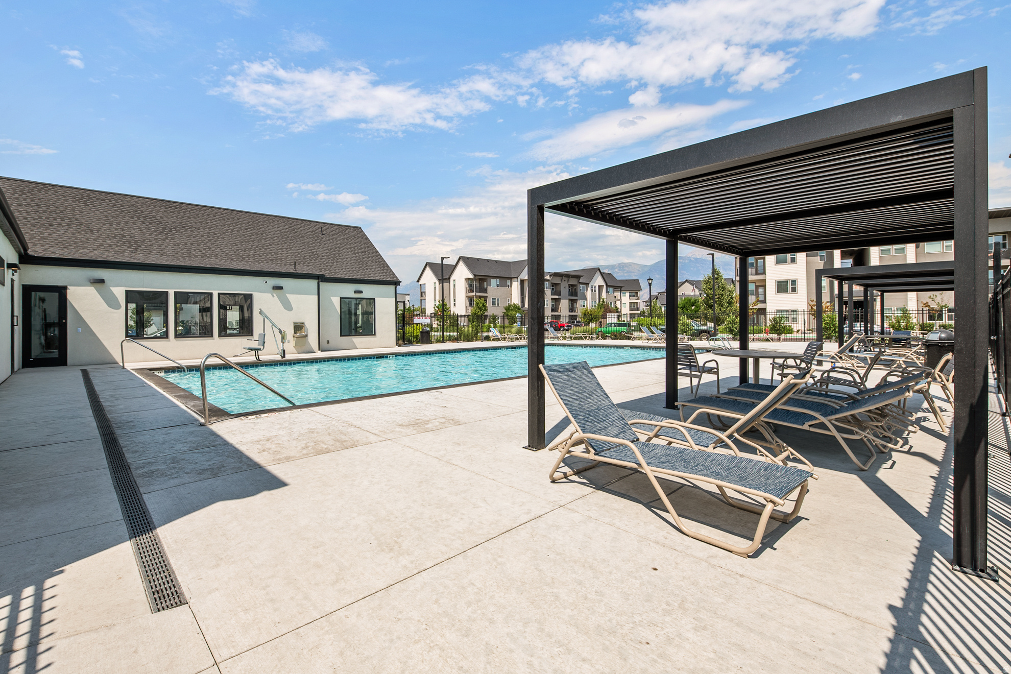 EDGEWATER - Residential