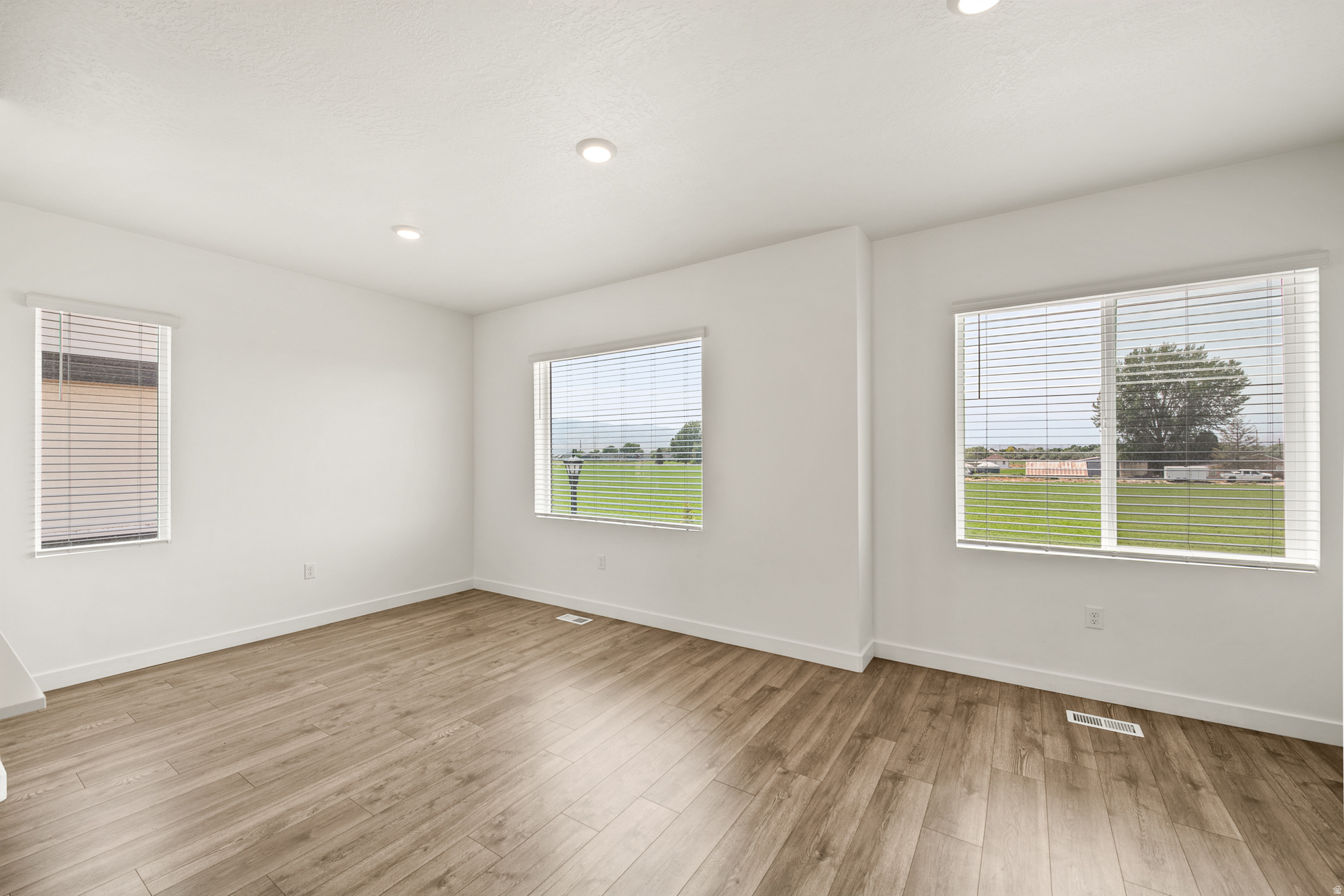EDGEWATER - Residential