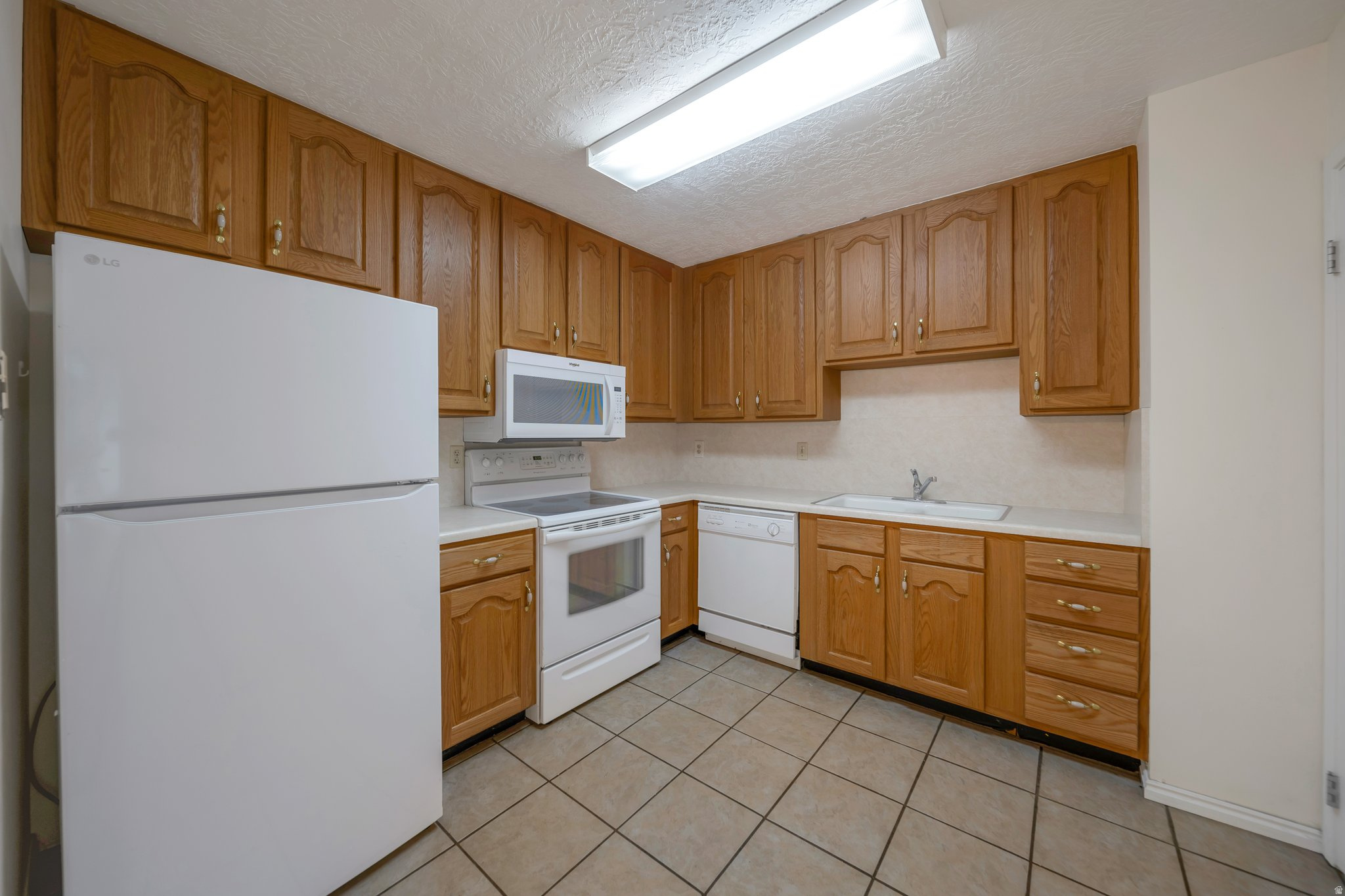 CANYON ROAD TOWERS - Residential