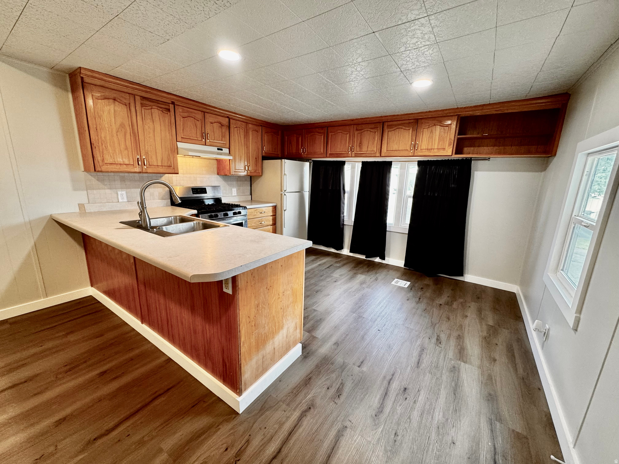 ROLLING HILLS ESTATES - Residential