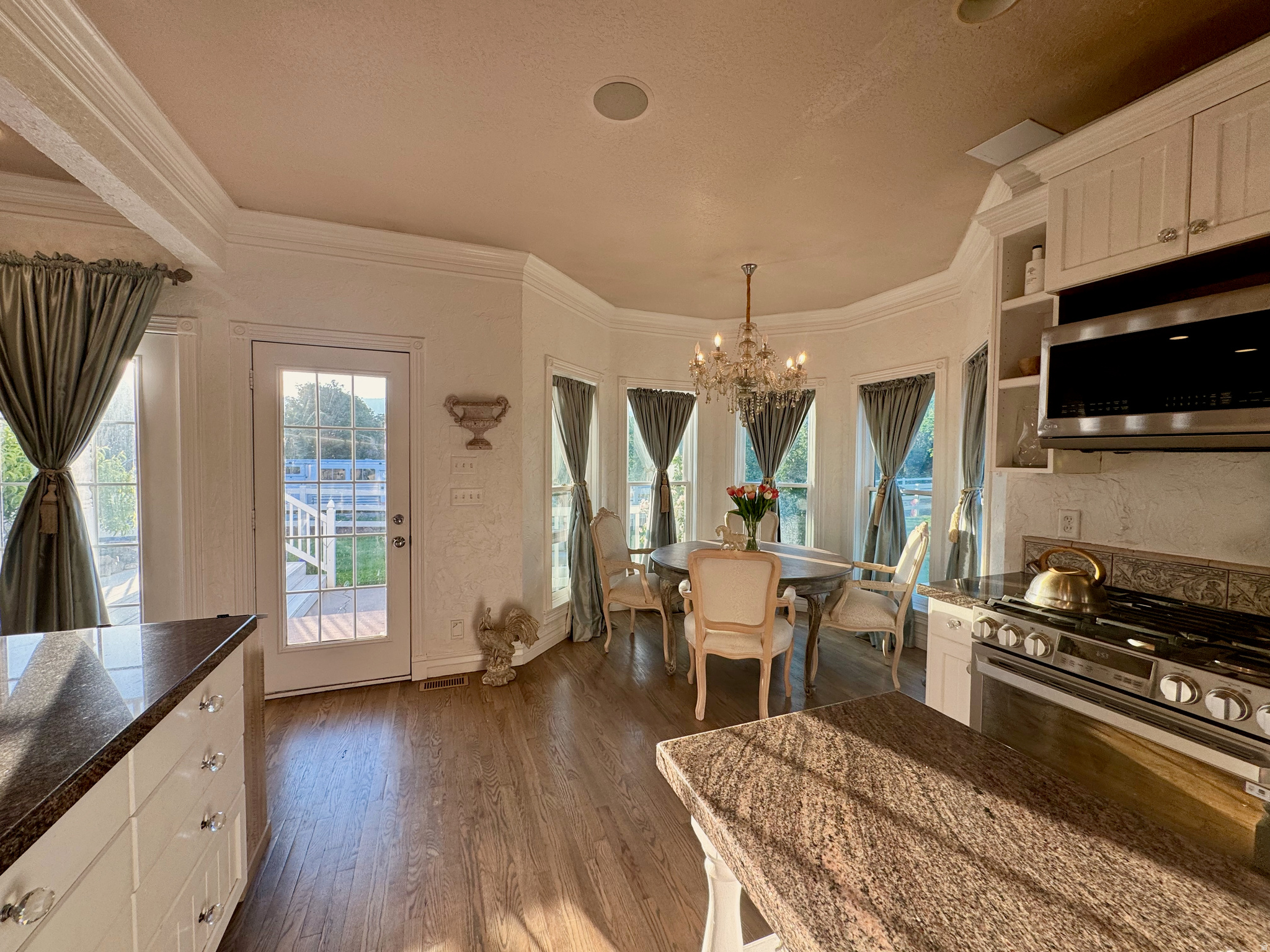 FALCON CREST - Residential