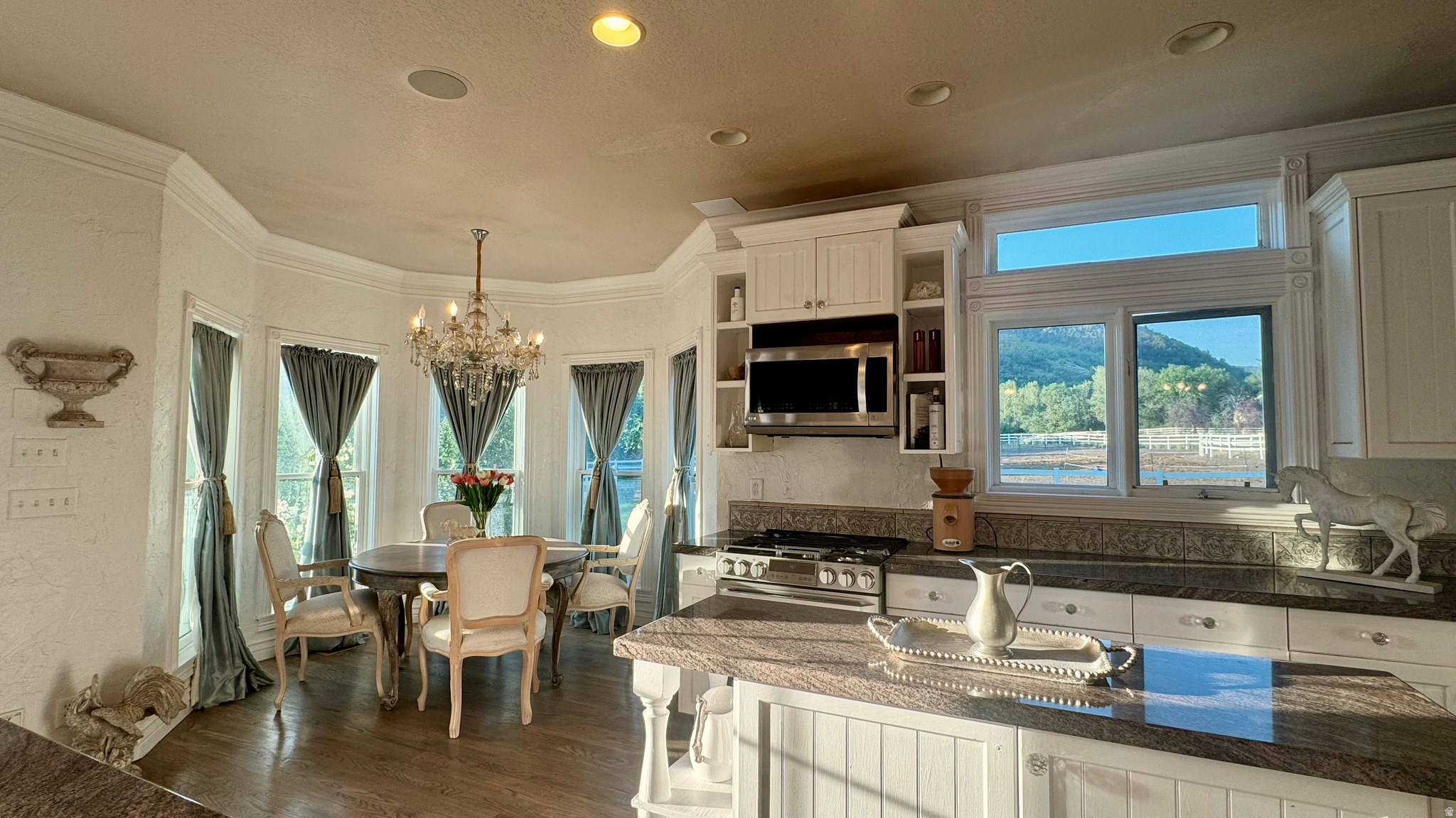 FALCON CREST - Residential