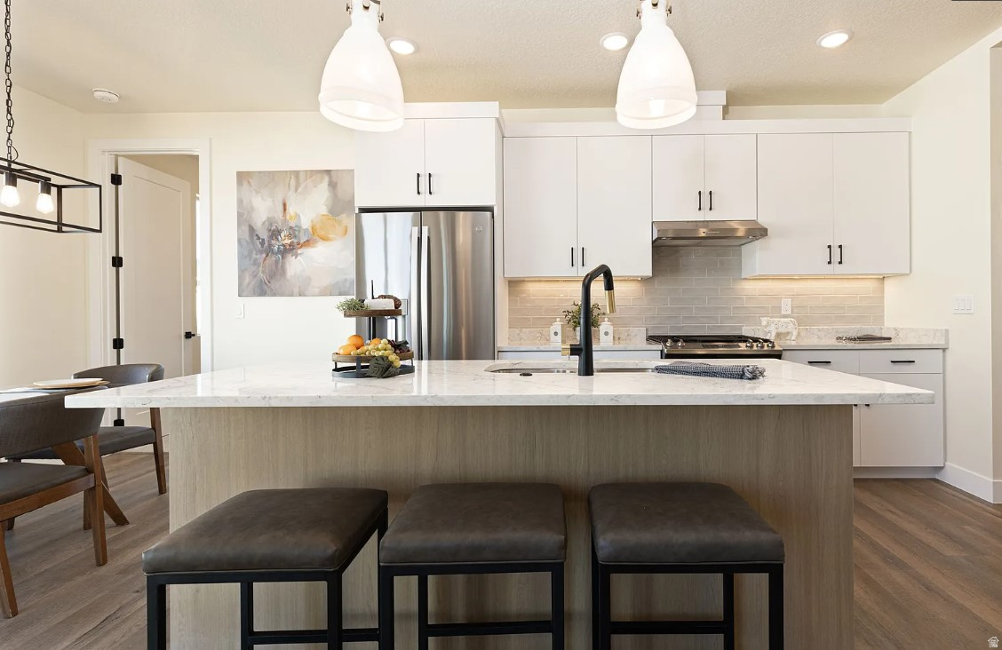 EQUESTRIAN POINTE - Residential