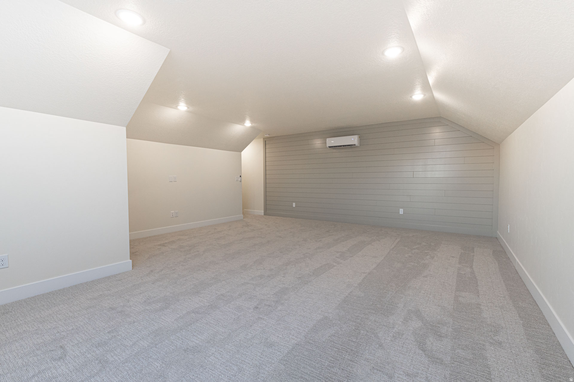 EQUESTRIAN POINTE - Residential