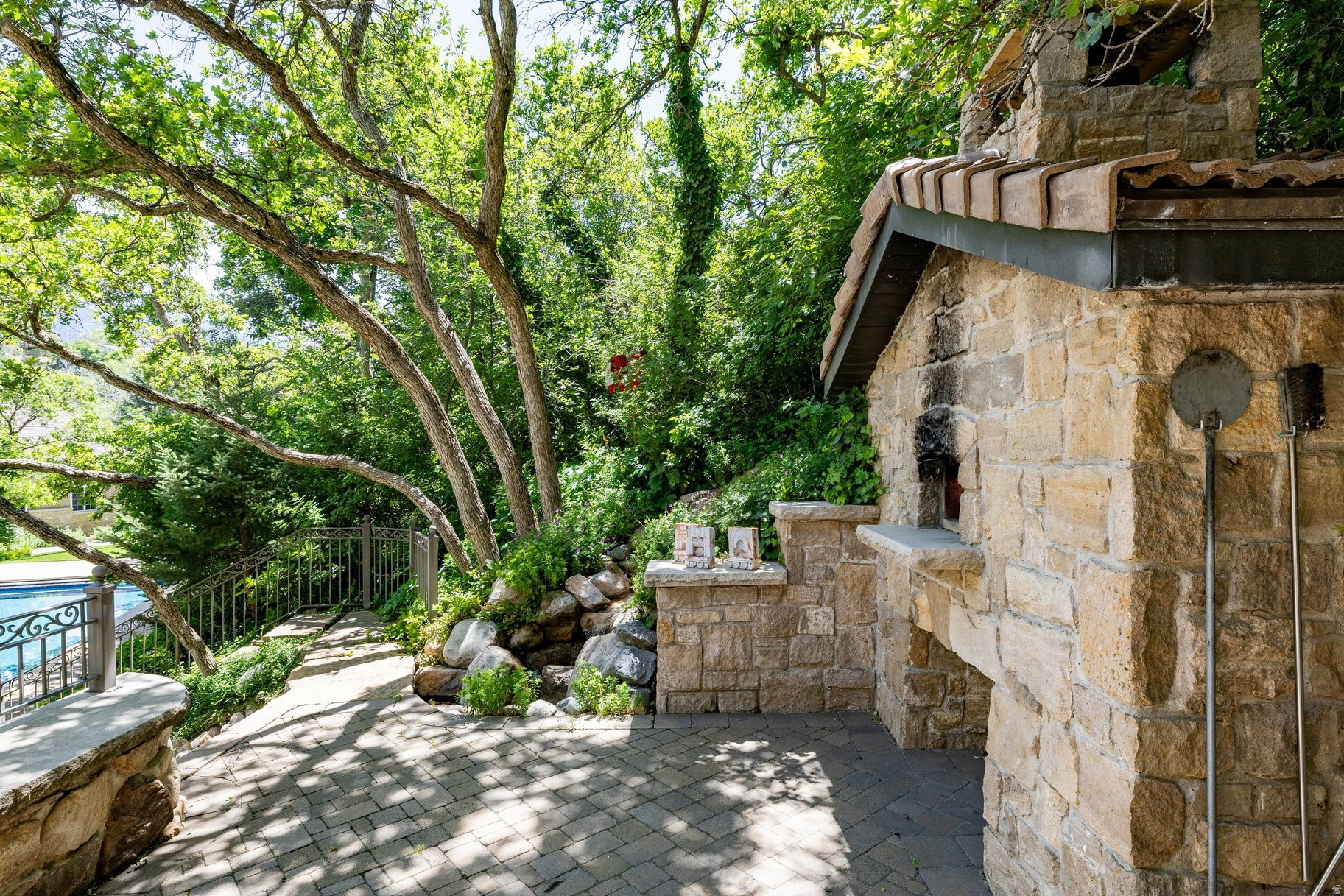 HIDDEN OAKS - Residential