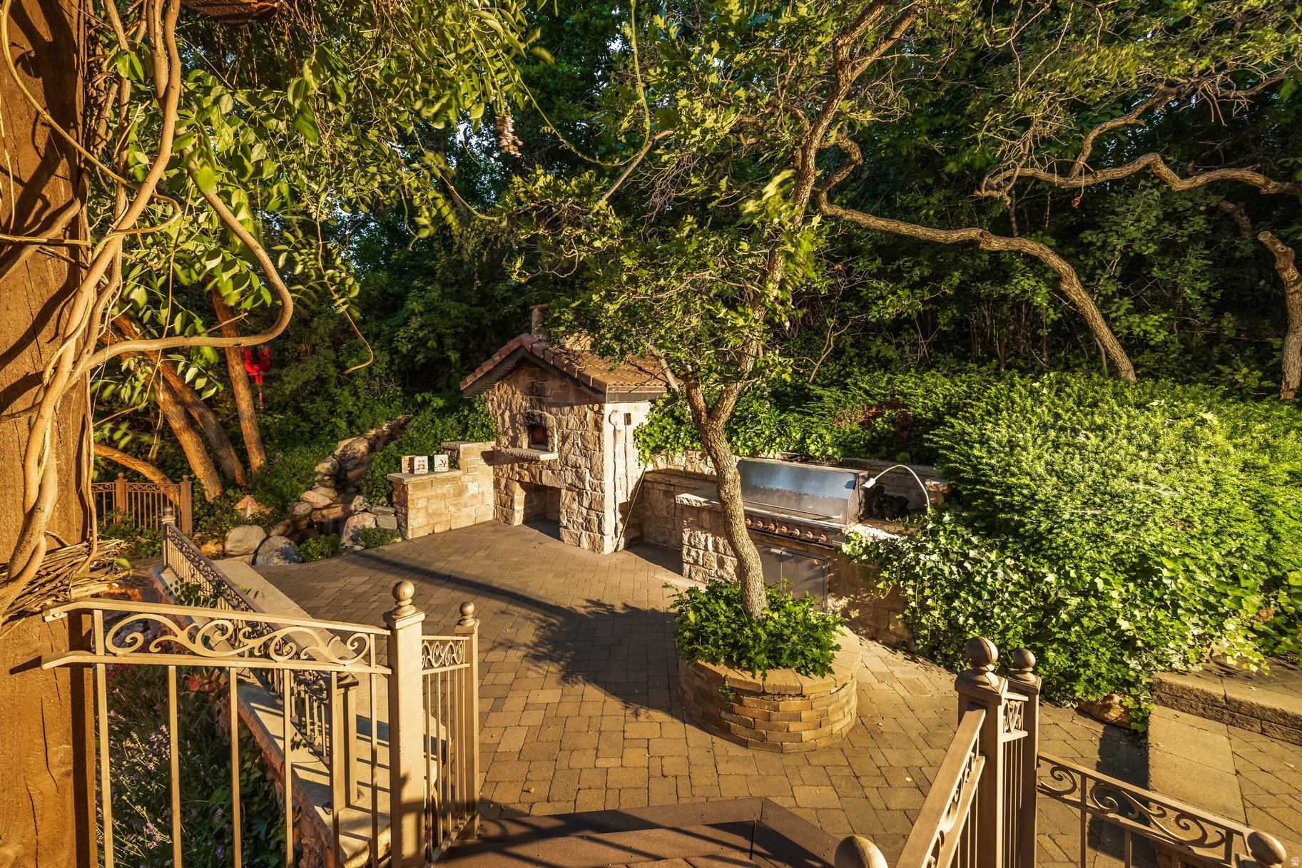 HIDDEN OAKS - Residential