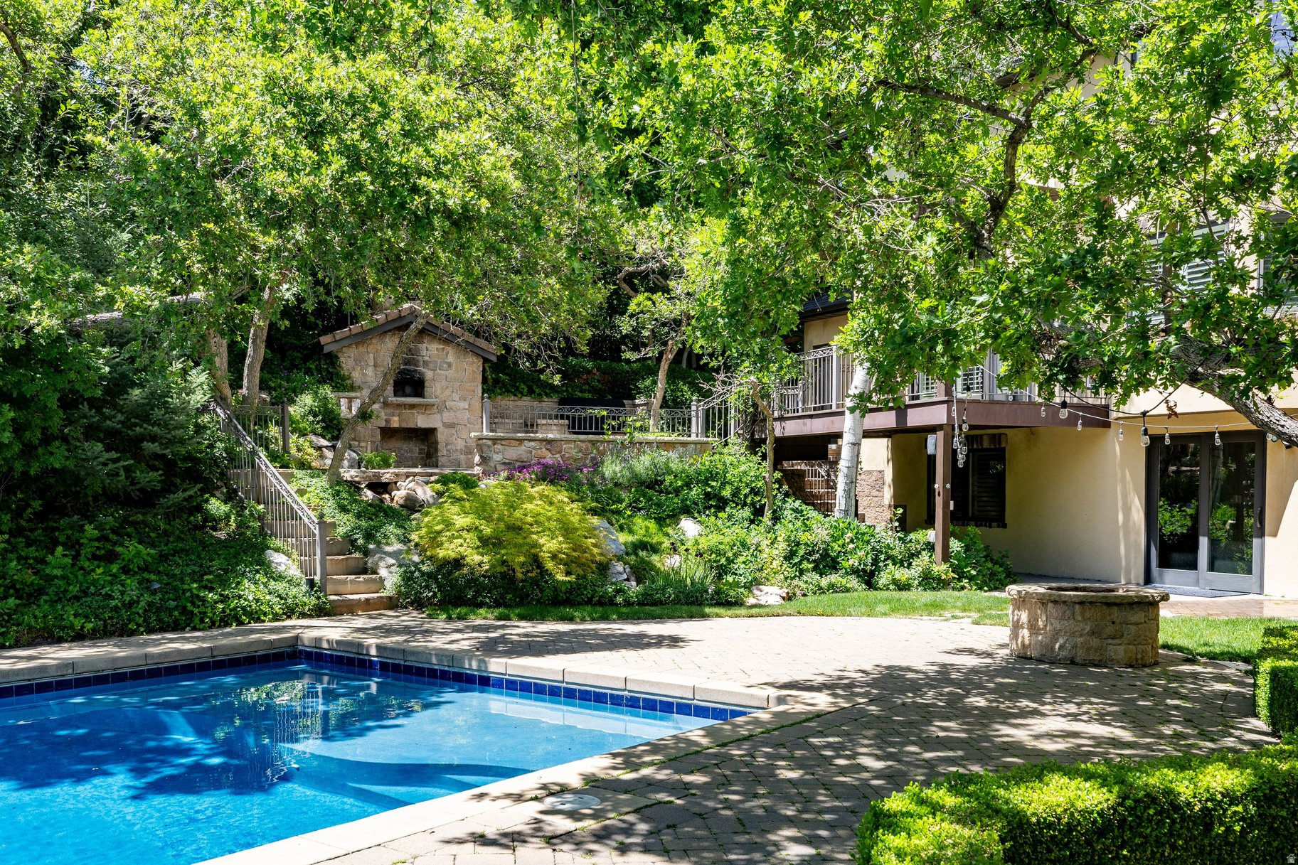 HIDDEN OAKS - Residential