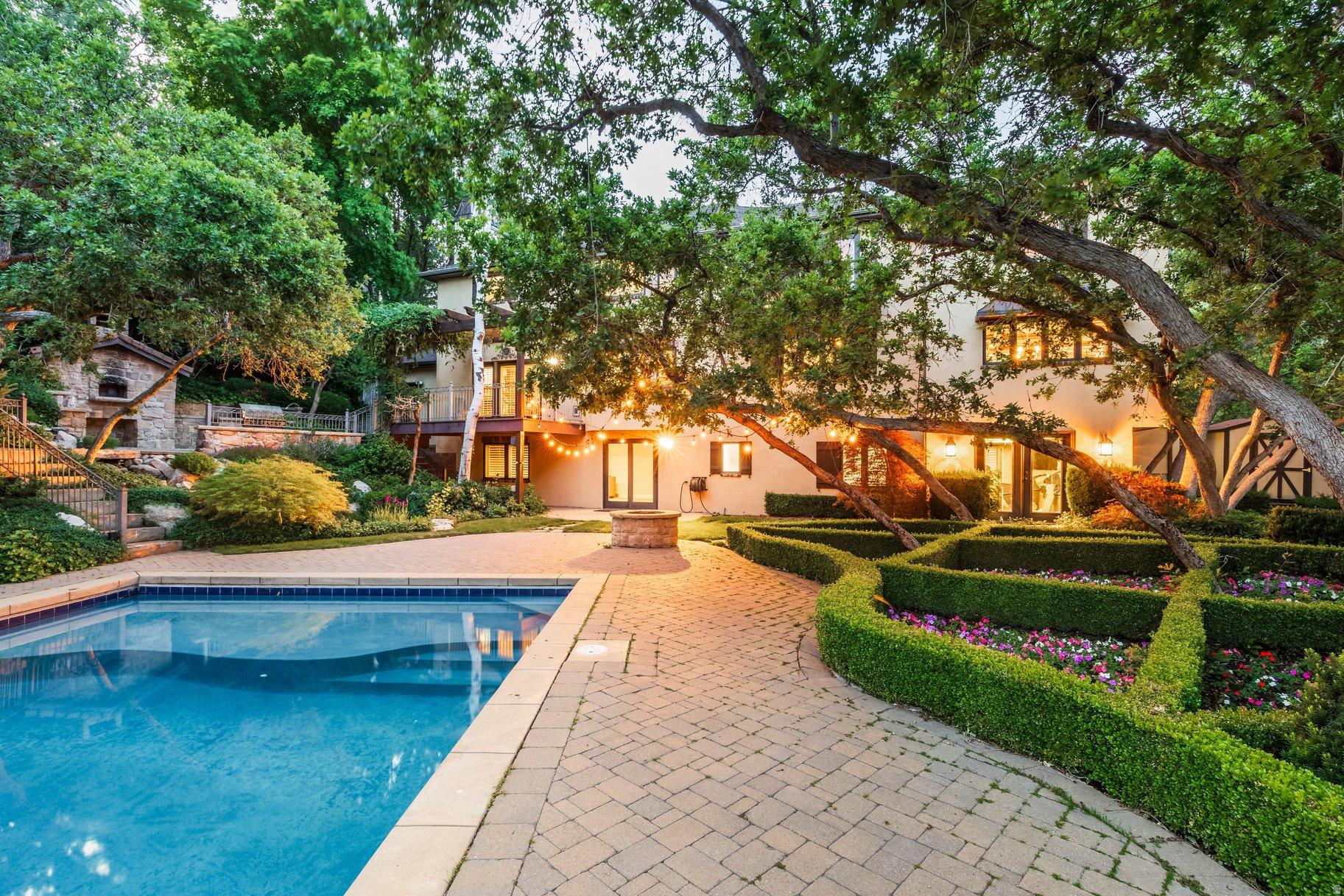 HIDDEN OAKS - Residential