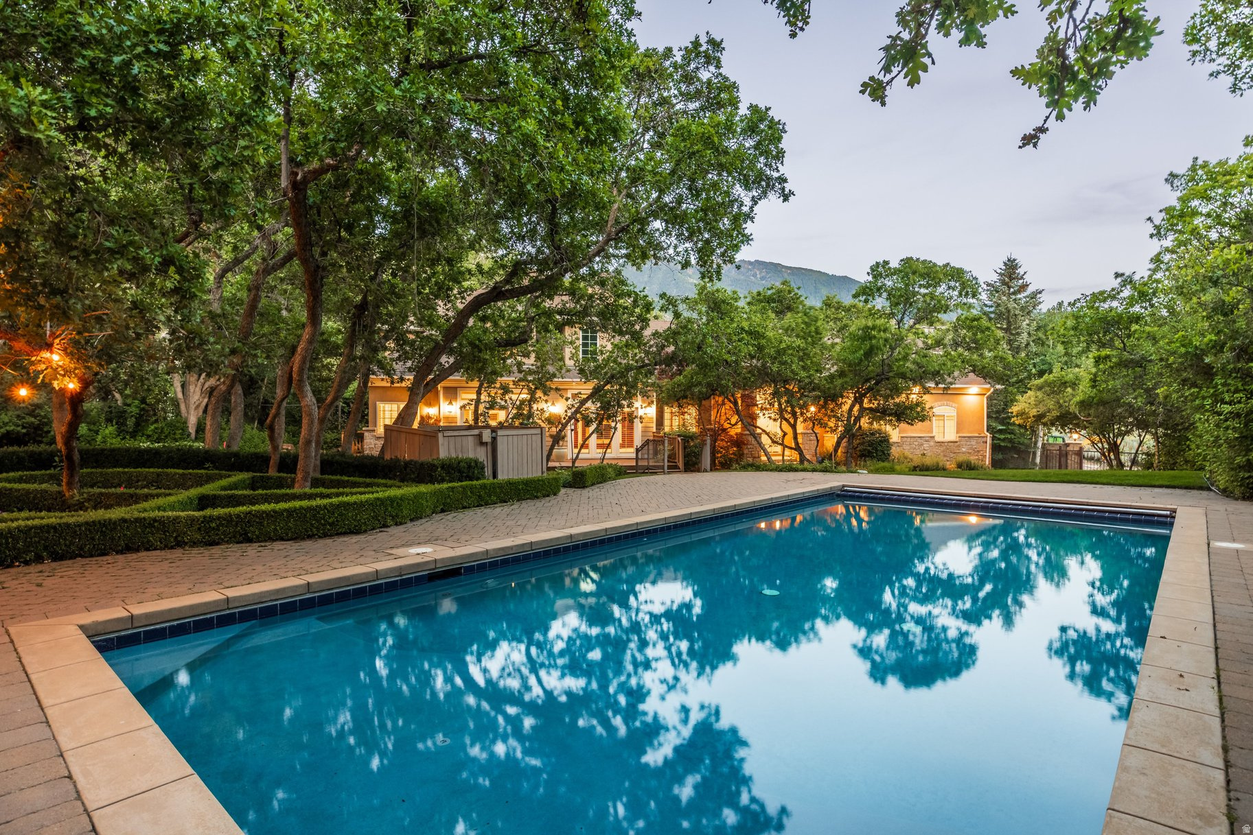 HIDDEN OAKS - Residential