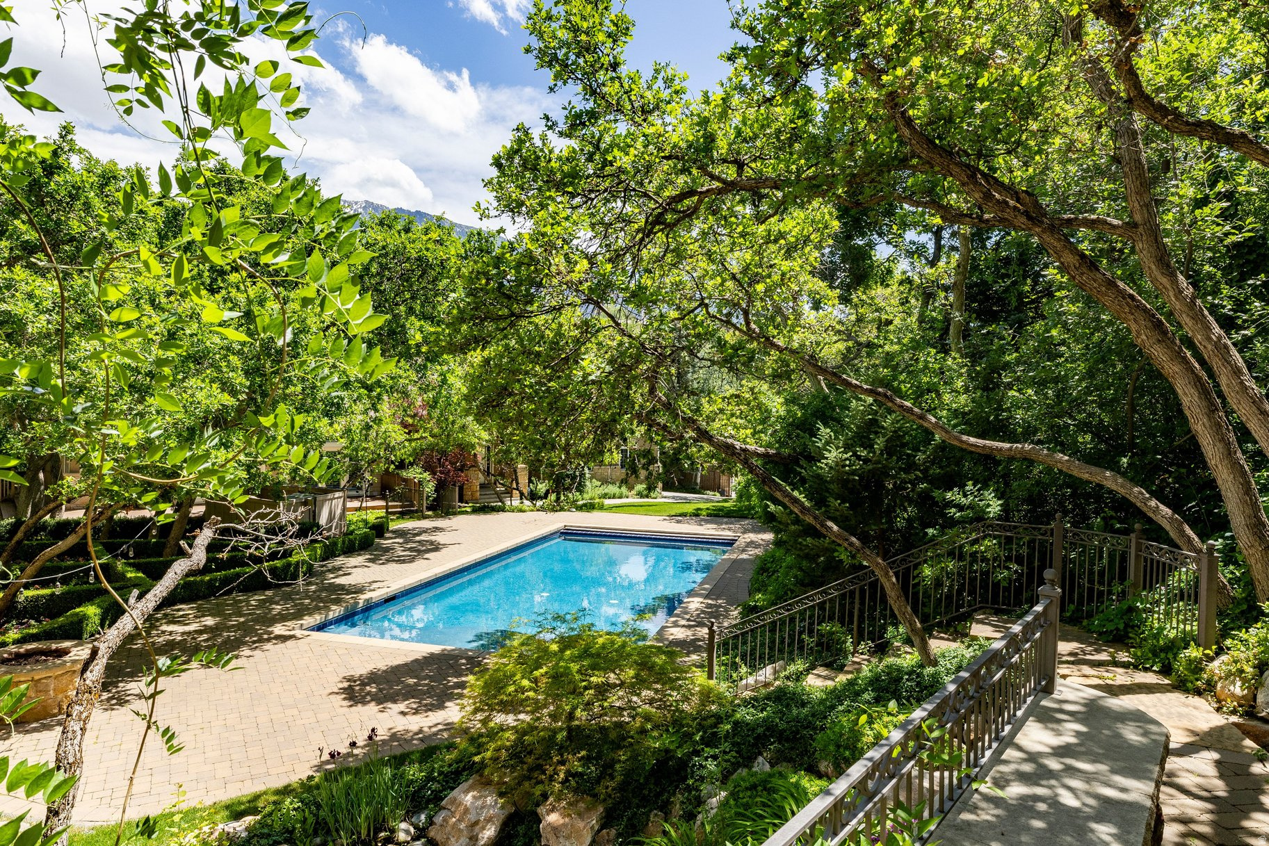 HIDDEN OAKS - Residential