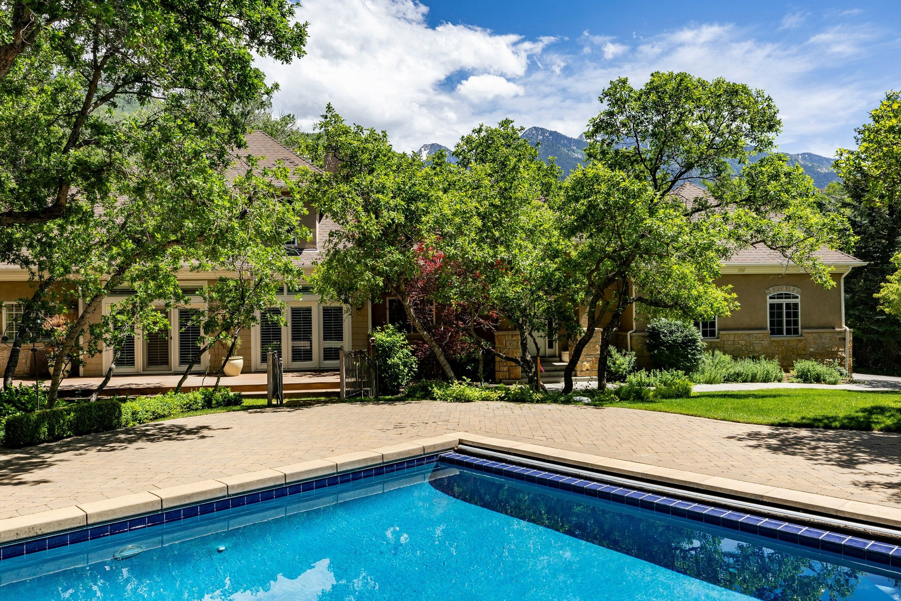 HIDDEN OAKS - Residential