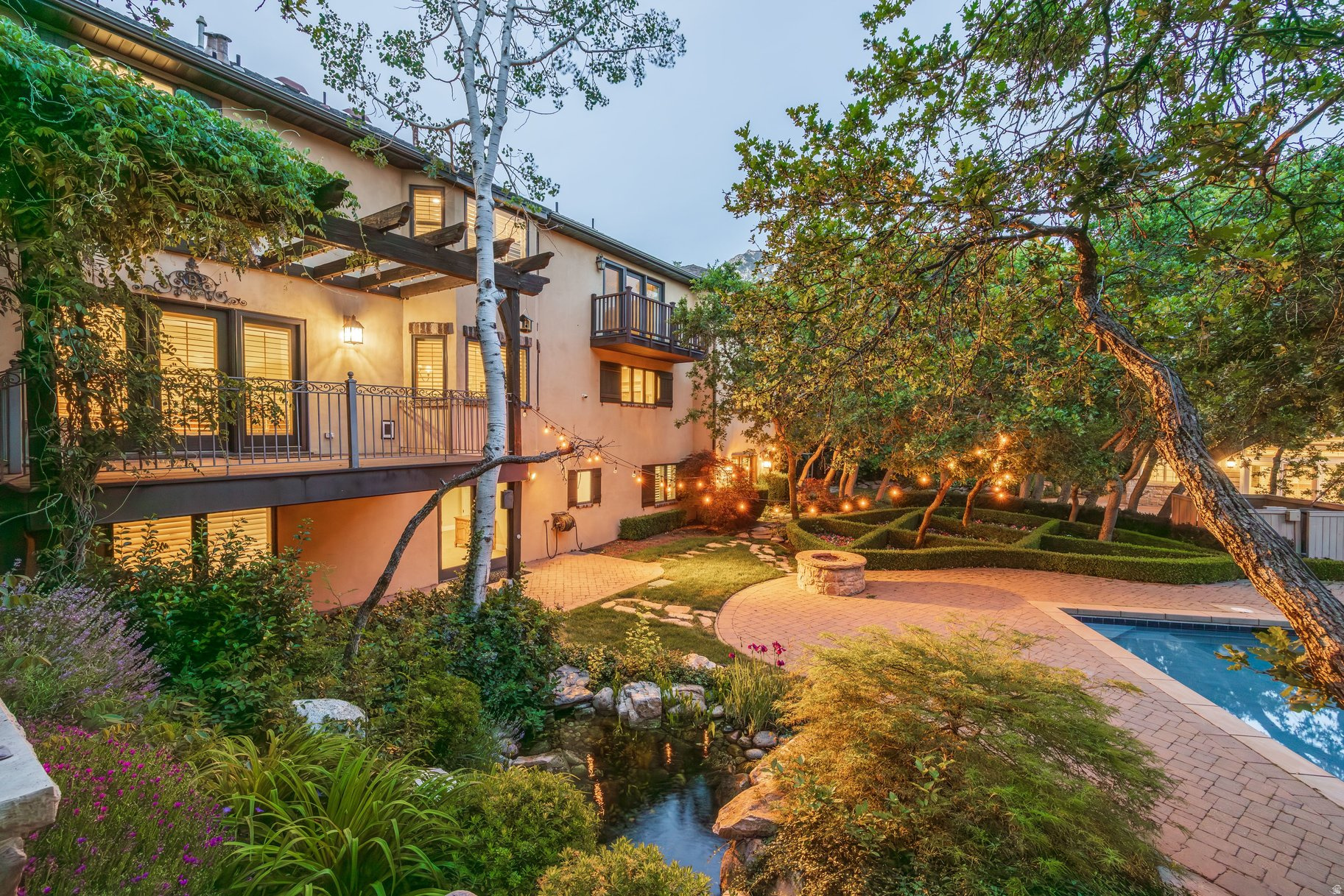 HIDDEN OAKS - Residential