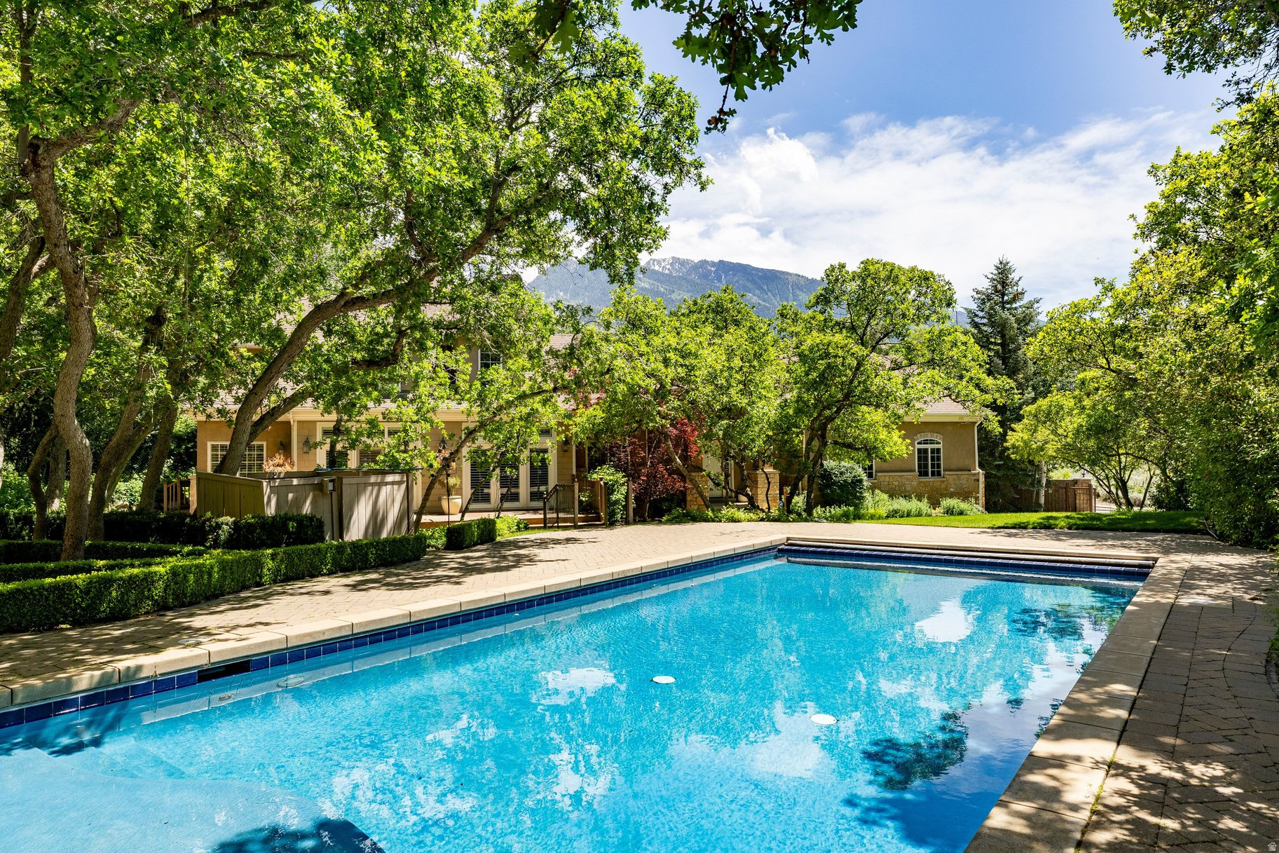 HIDDEN OAKS - Residential