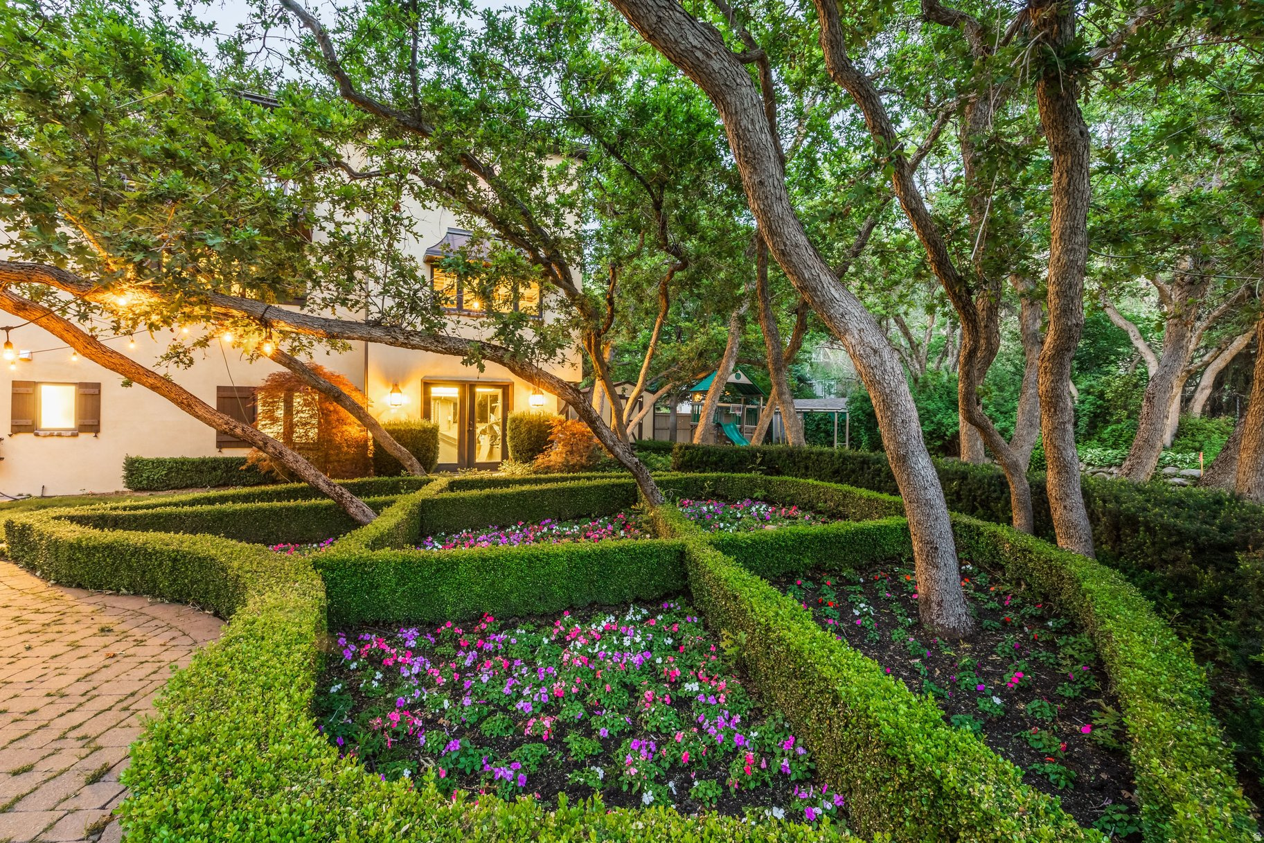 HIDDEN OAKS - Residential