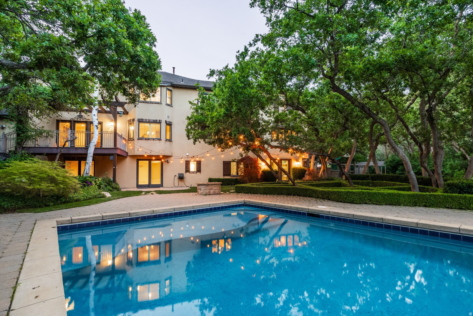 HIDDEN OAKS - Residential