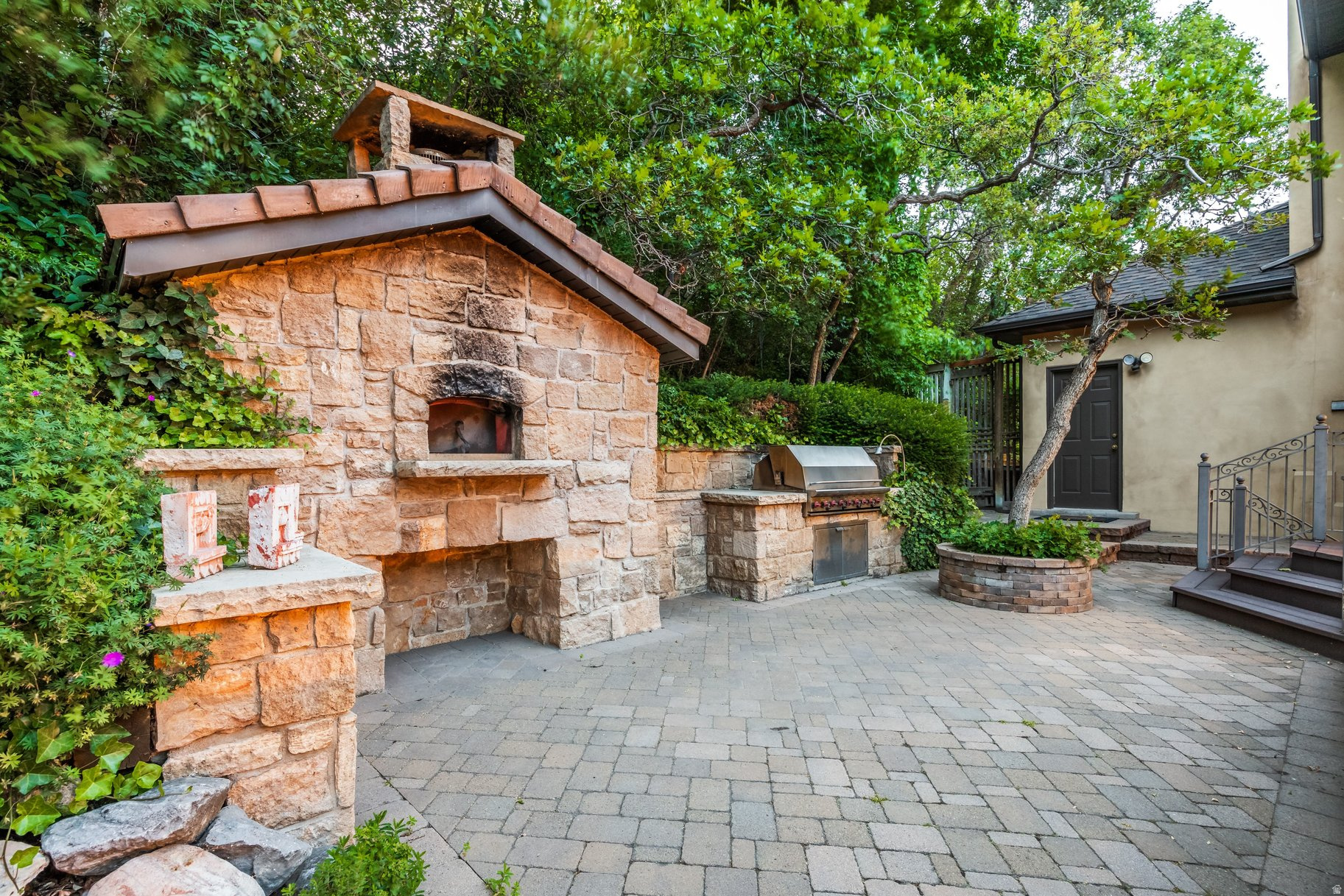 HIDDEN OAKS - Residential