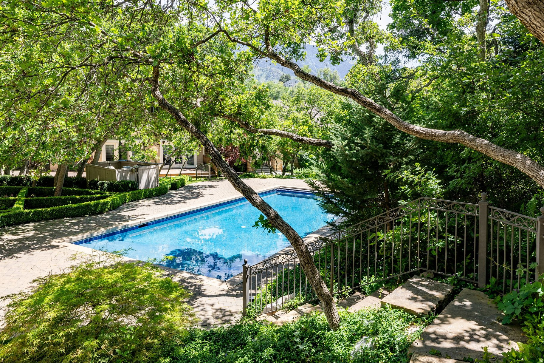 HIDDEN OAKS - Residential