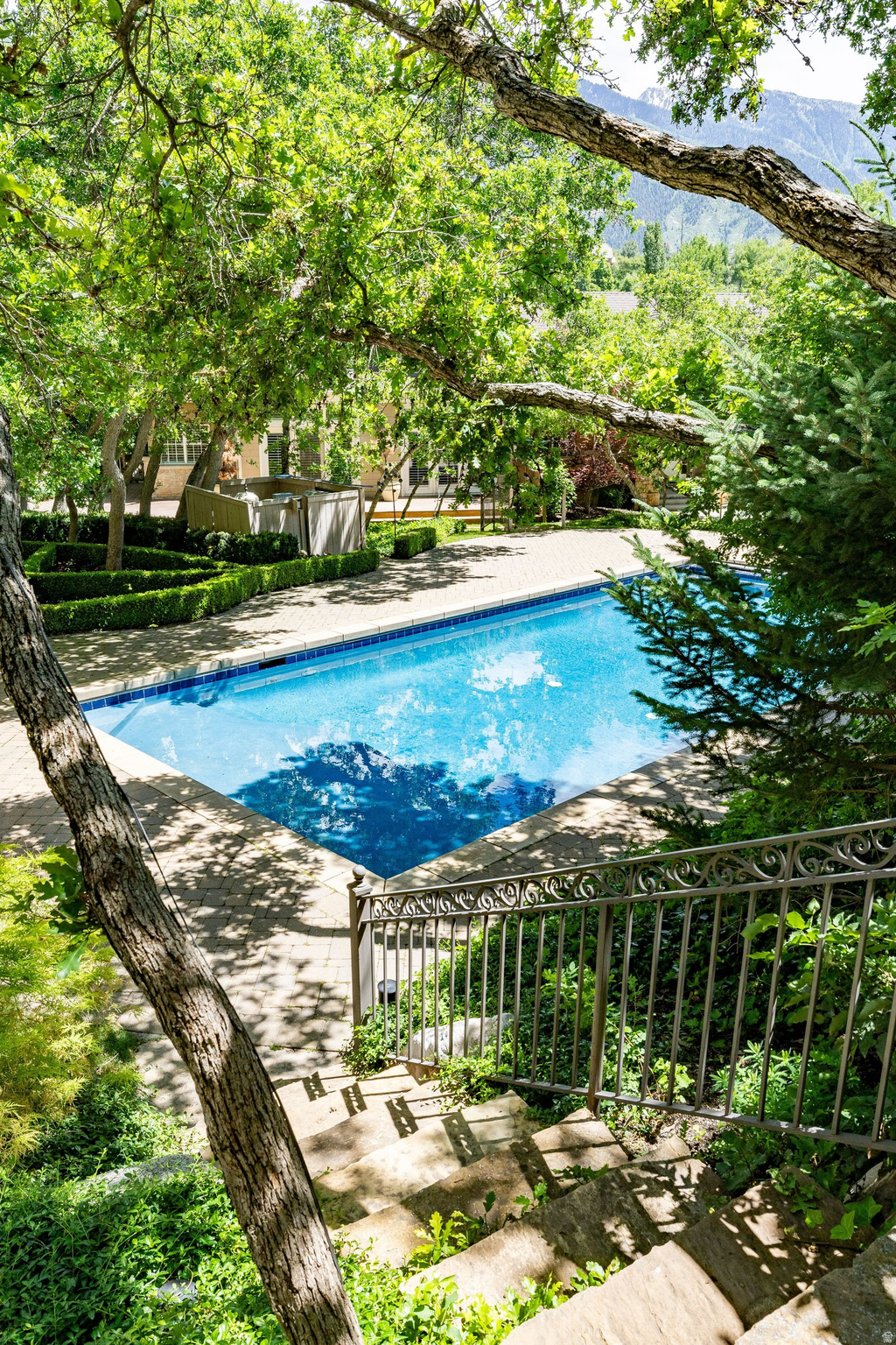 HIDDEN OAKS - Residential