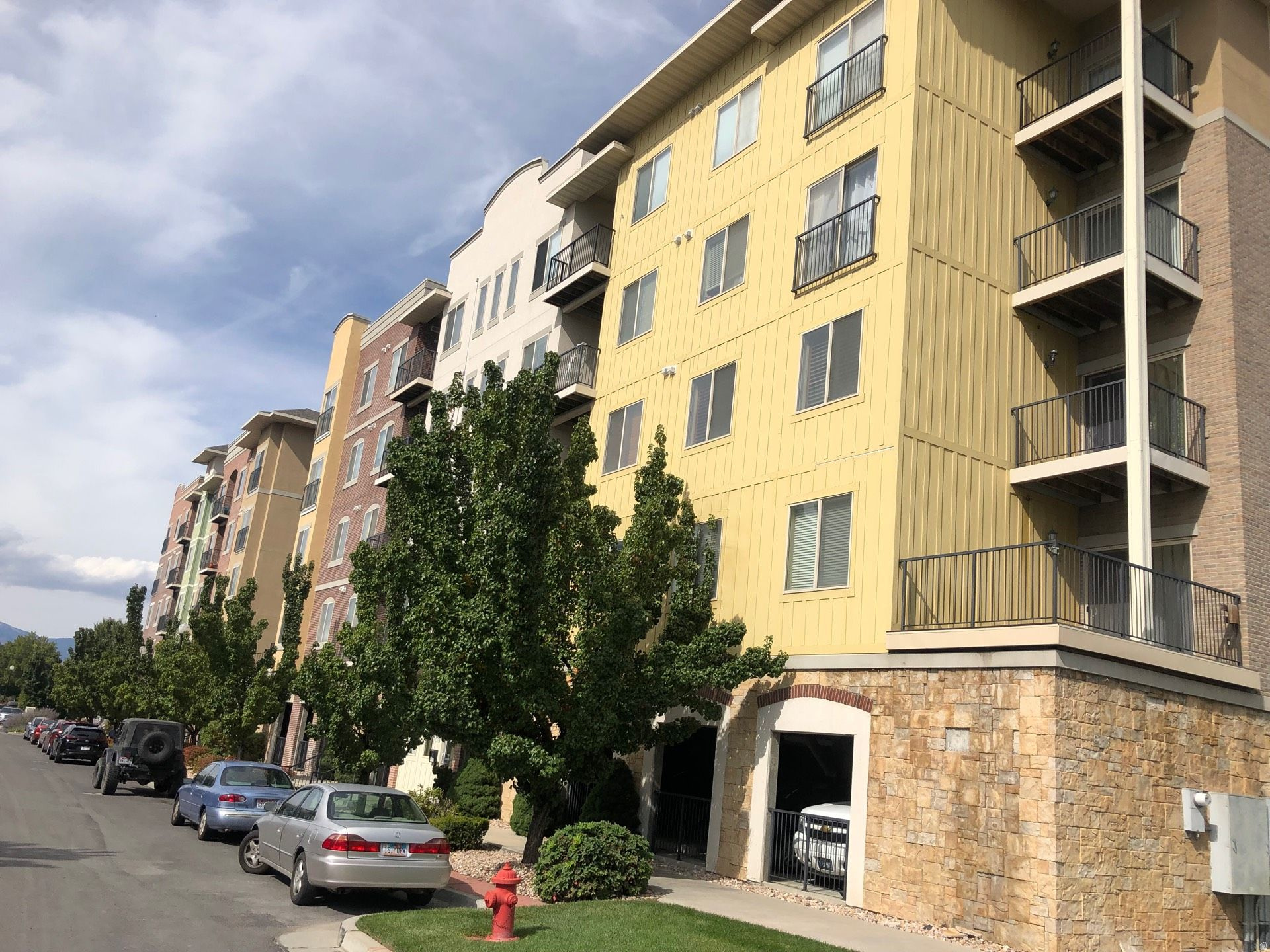 Beautiful top floor condo close to South Town Mall, Hale Center Theater, Grocery Shopping, Restaurants, and access to I-15. Community Clubhouse with gym, reception hall, playground, pool, and hot tub! This a secure building with elevator access and garage parking! Applicant to verify all information. Sorry, no pets.