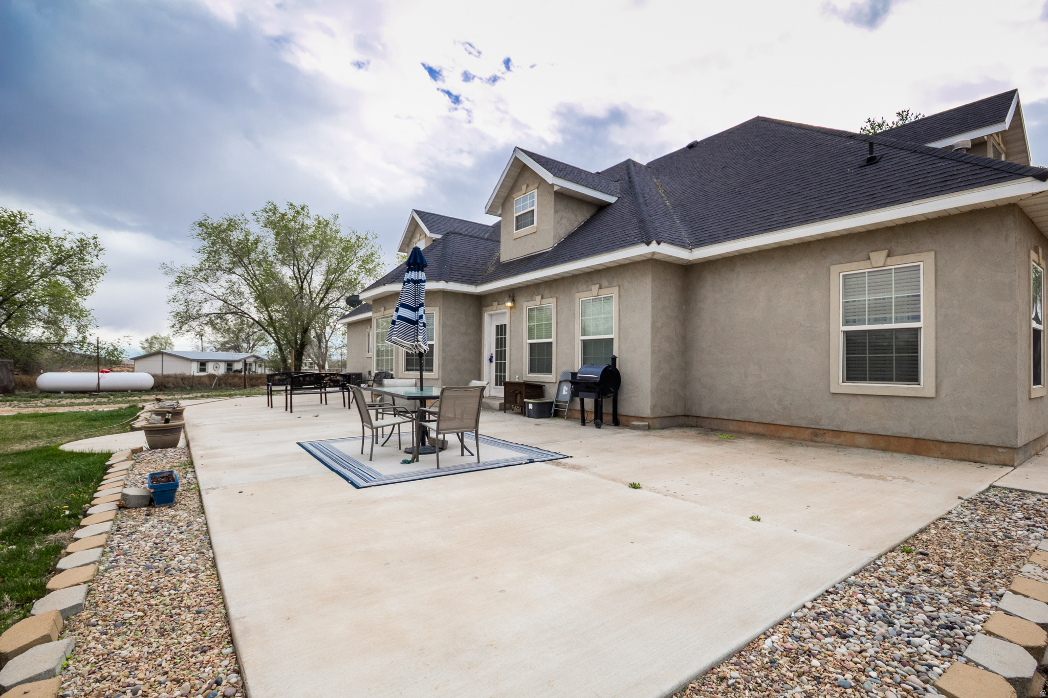 COUNTRY ROAD - Residential
