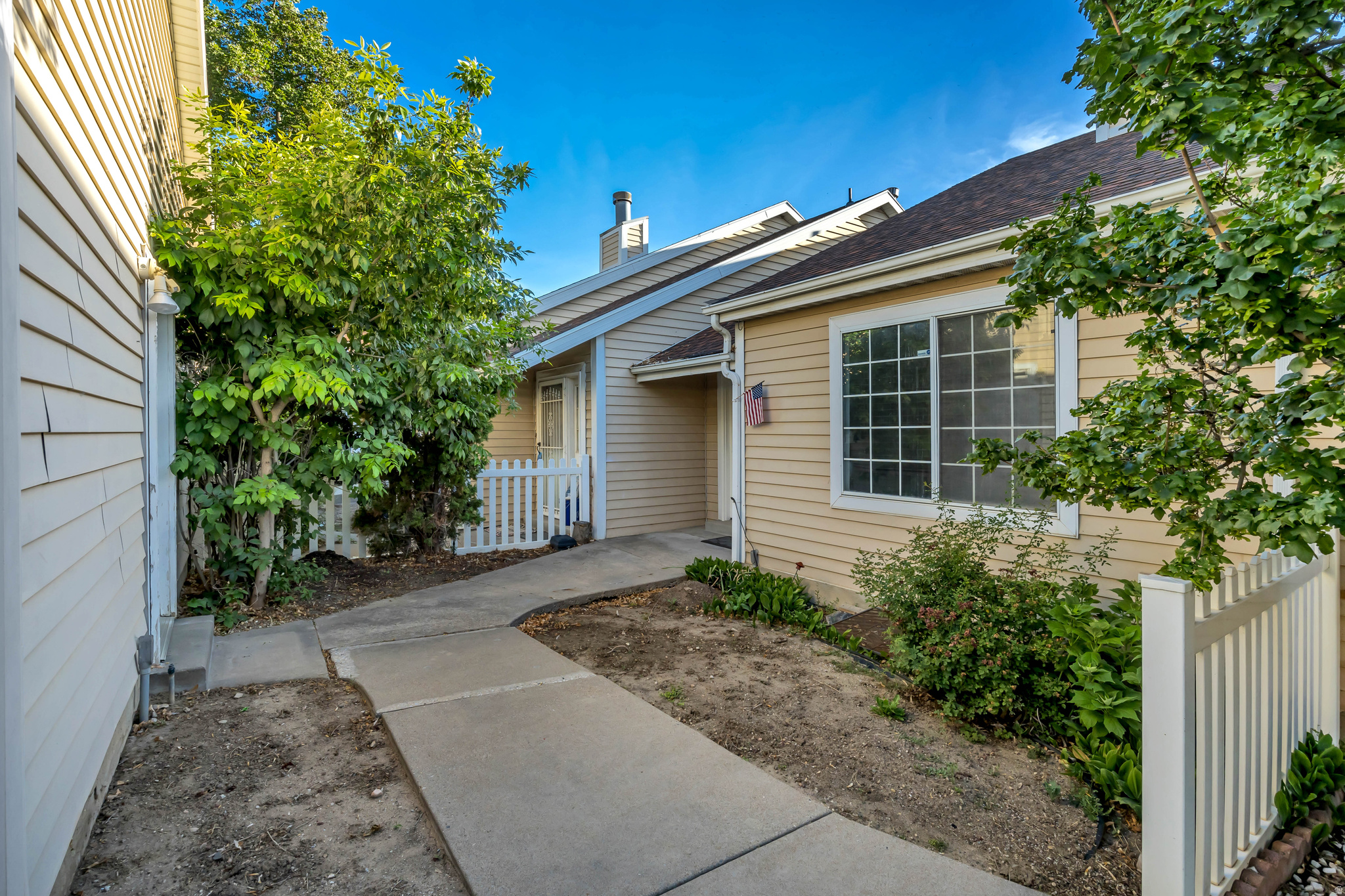 Beautiful townhome located in desirable Bountiful combines style, comfort, and conveniences in one neat package. You'll love how close this home is to everything with quick access to downtown Salt Lake, great local restaurants and everyday conveniences. The open concept main level features vaulted ceilings, laundry facilities, all appliances, deck and a cozy fireplace.  Lower level has a large family room with a wet bar and a second laundry room which includes a washer and dryer. Private, covered, fenced patio. New water heater and roof. This home features new paint throughout and new carpet on the main level making it move in ready.  Perfect for a starter home, empty nesters or investment property.  This home is the one you've been looking for.  Come, see and make it yours!  Square footage obtained from county records and provided as a courtesy estimate only. Buyer and buyers agent to verify. Call agent for appointment.  Mechanical Key Box.