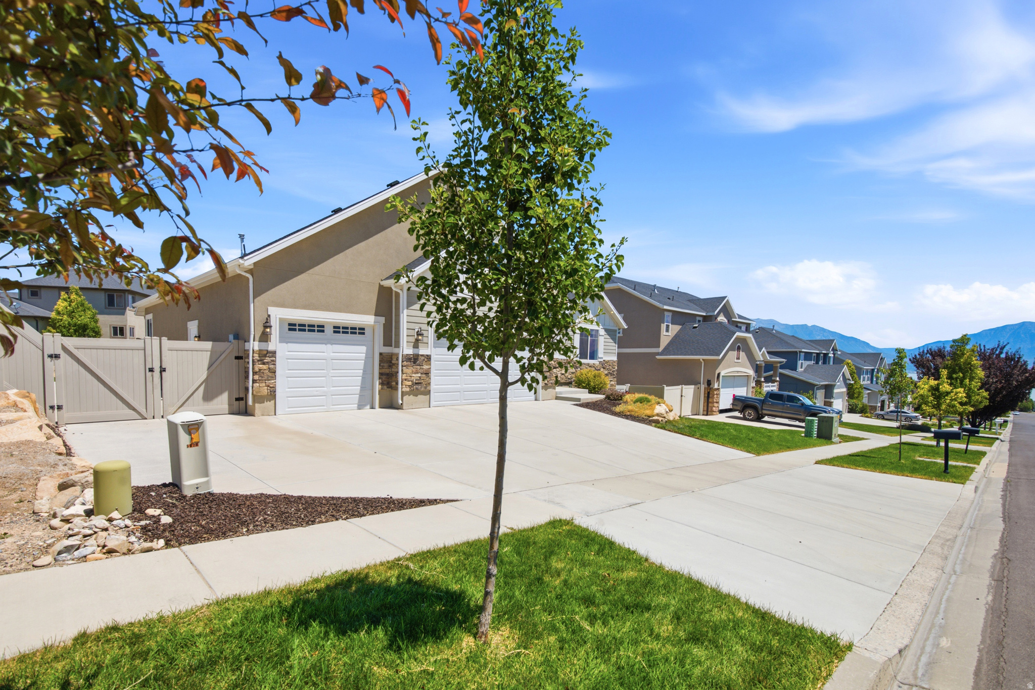 FOX HOLLOW - Residential
