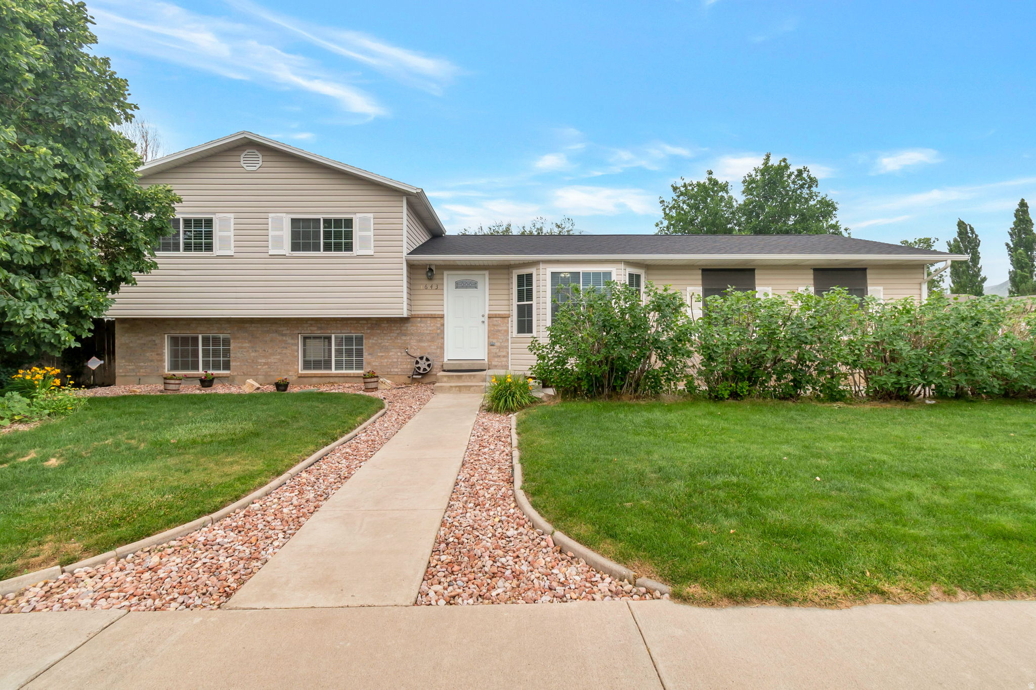 Check out this charming 4 bd 3 bath home located in quiet neighborhood on Spanish Fork bench. Fully fenced and landscaped yard with mountain views. Home features open kitchen concept, vaulted ceilings, tile and laminate throughout home. This is perfect for your first home or a great investment property. Call agent for more details and showings