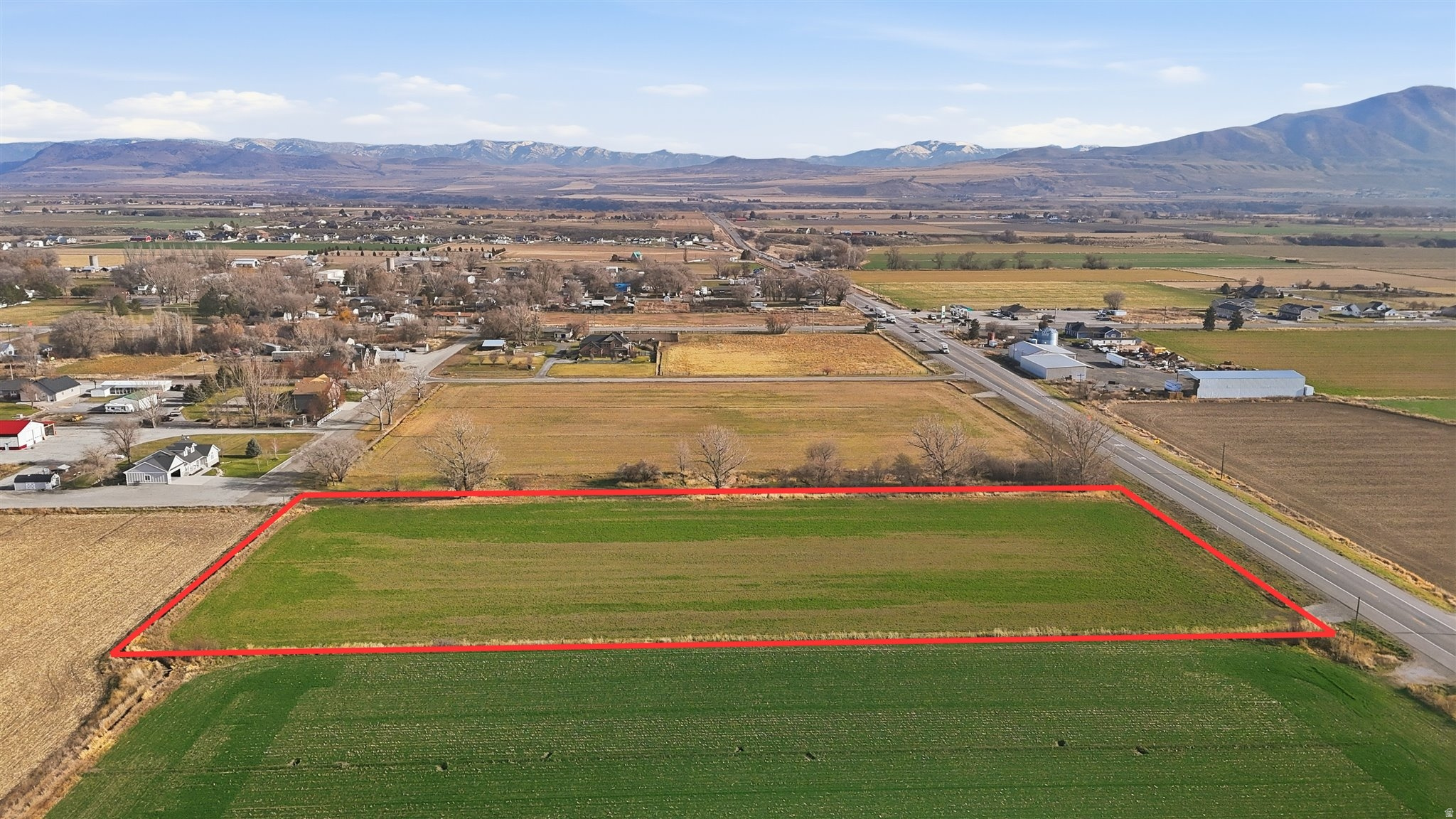Discover this prime commercial lot right off Highway 38 in Riverside, boasting excellent visibility and a high daily traffic count to draw in plenty of customers. It's got straightforward access to I-15, making it convenient for everyone involved. The area is seeing strong growth, which opens up great possibilities for commercial or industrial development. Whether you're thinking retail, warehousing, or something else, this spot could be just what you need to get started.