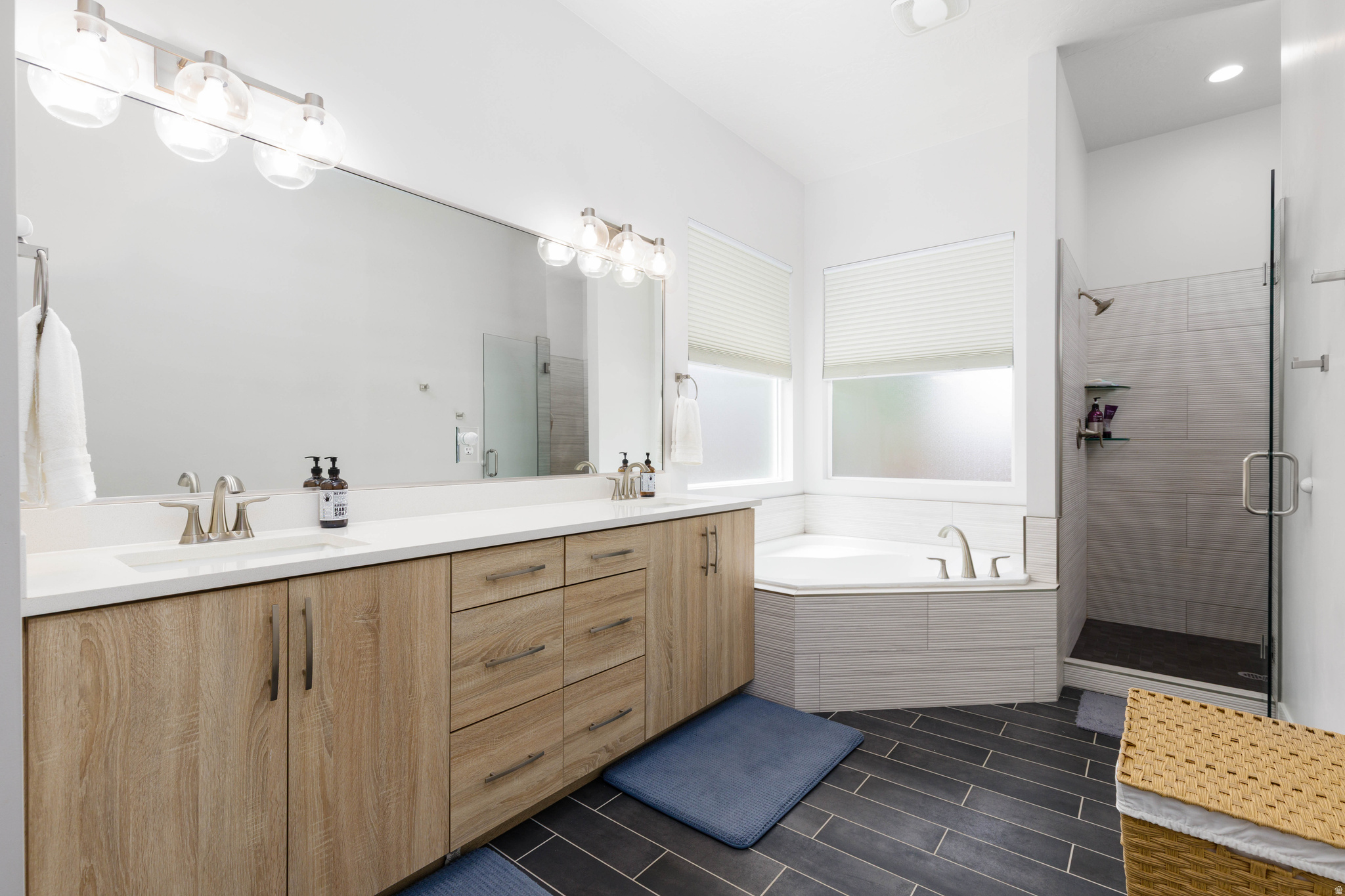 WARNER GATEWAY PH 4 - Residential