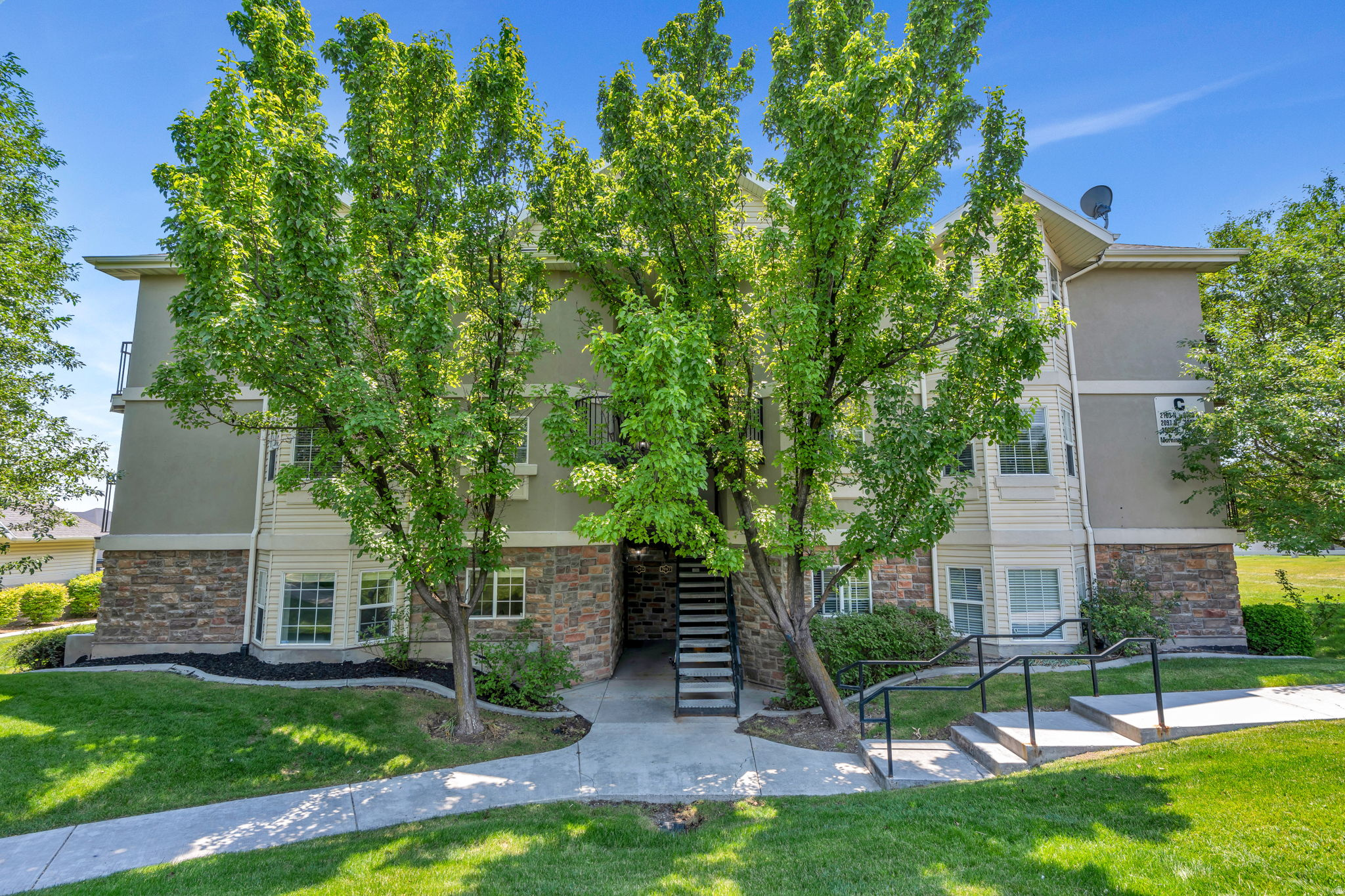 BEST PRICED HOME! Check out this lovely Harvest Hills 3 bed 2 bath condo with a 1 car garage in quiet mature neighborhood. Enjoy beautiful mountain view from the primary bedroom. Home situated on ground level with lovely patio surrounded by nature and steps away from community pool and gym! Come by our grand open house on Saturday from 12-4!