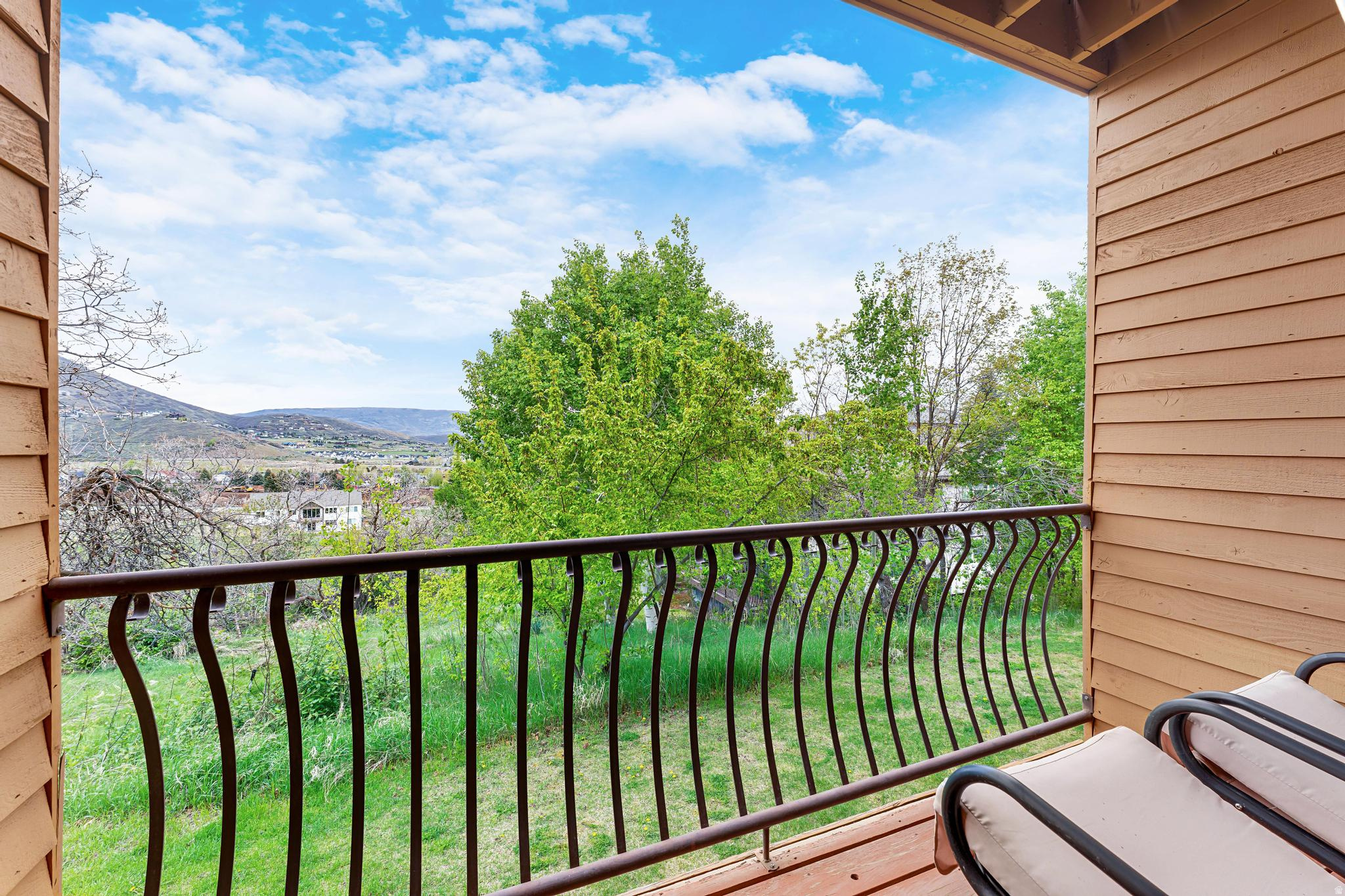 SWISS OAKS - Residential
