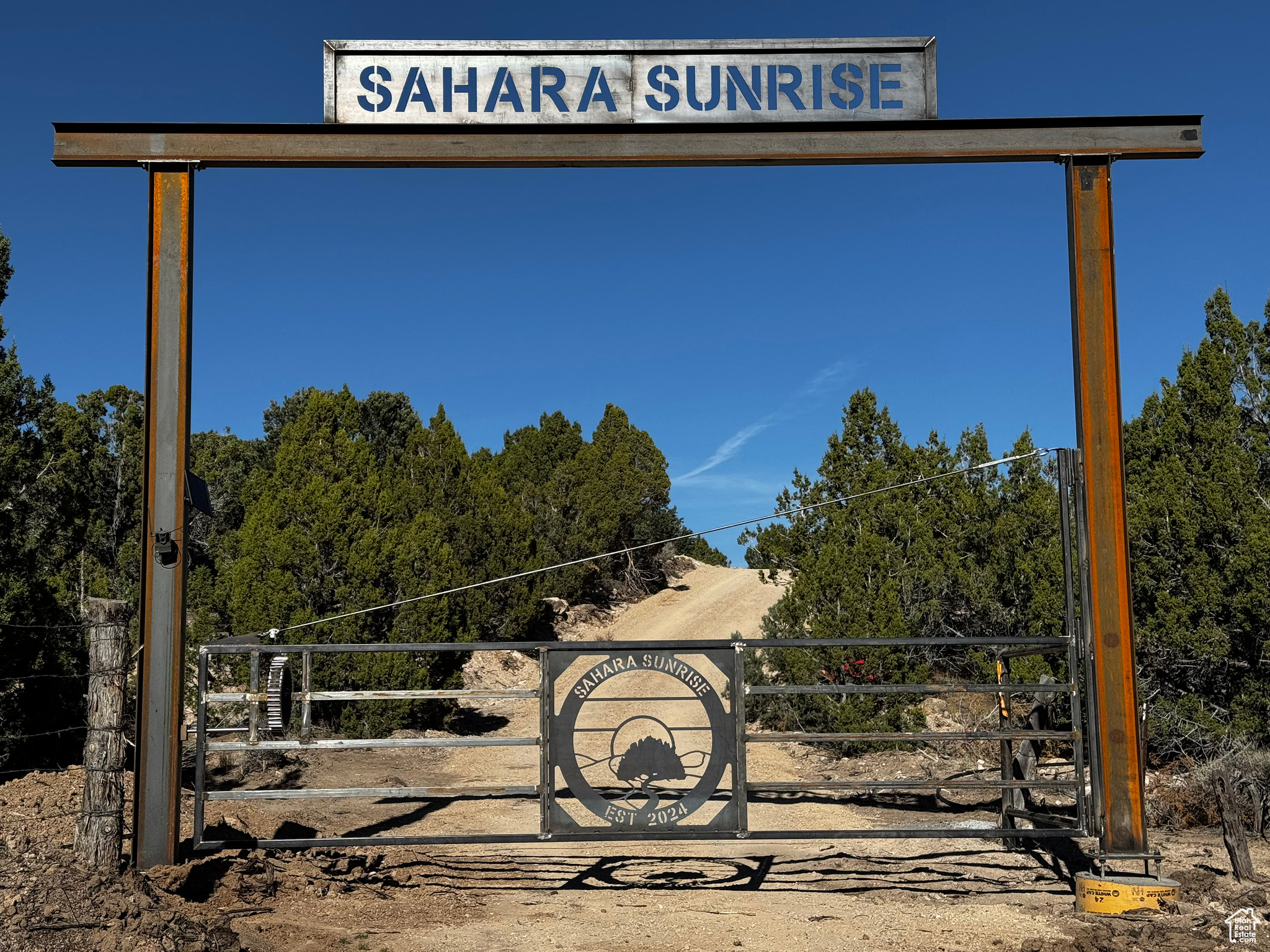SAHARA SUNRISE - Land