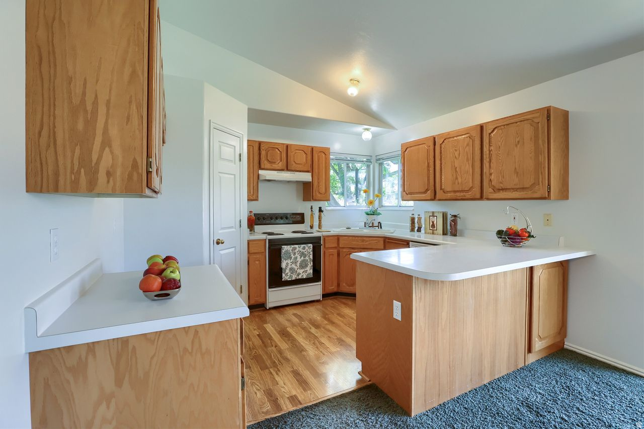 CAPITAL ESTATES - Residential