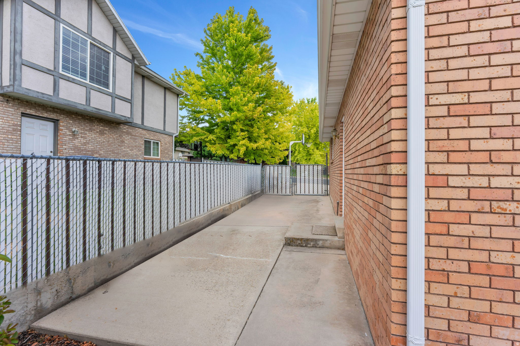 ROYAL ARCHES - Residential