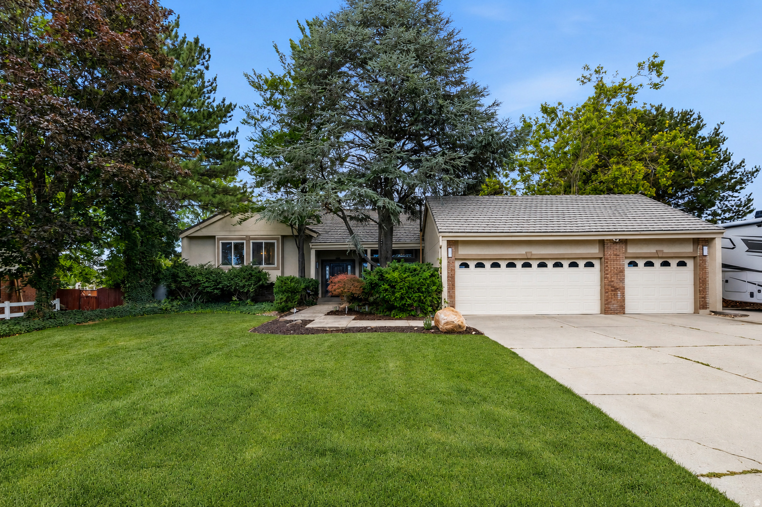 GLENMOOR COUNTRY ESTATES - Residential