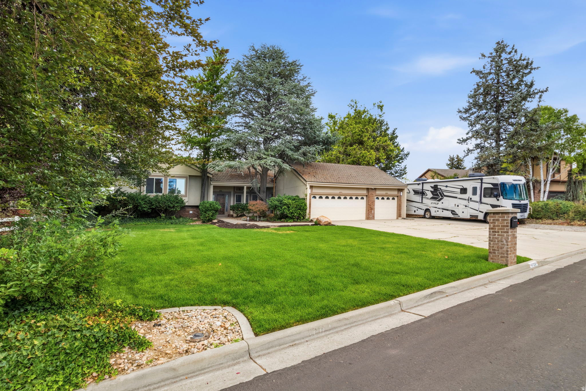 GLENMOOR COUNTRY ESTATES - Residential
