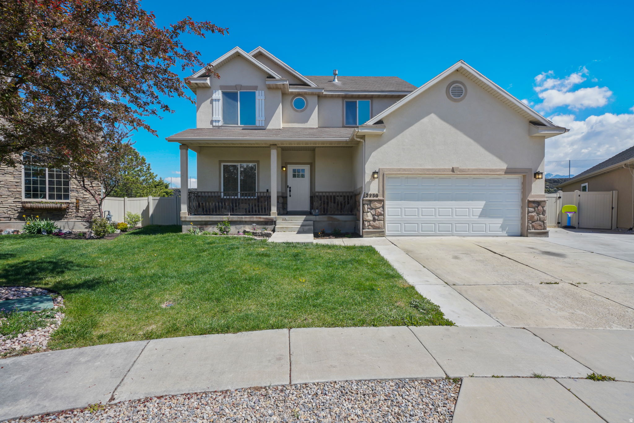 Welcome home! Beautiful single-family home on a cul-de-sac in Lehi for under $600,000! Featuring four bedrooms, three and a half bathrooms, you will love the light and bright feel and convenient location of this amazing residence! Thanksgiving Point Golf Club is just 1.5 miles away, MegaPlex Theaters are less than a mile- same with the Gardens featuring the Tulip Festival each year and the Museum of Ancient Life! Let's not forget the easy commute if you work at one of the many businesses in Silicon Slopes! Finished basement, new flooring and updated bathrooms top off the list of great things this Lehi home has to offer! Schedule a private tour today! Easy to show!
